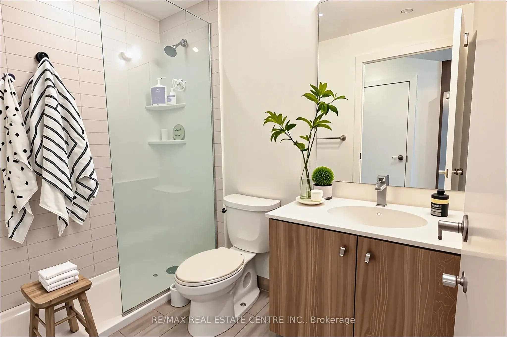 5 Wellington Street S, #1803