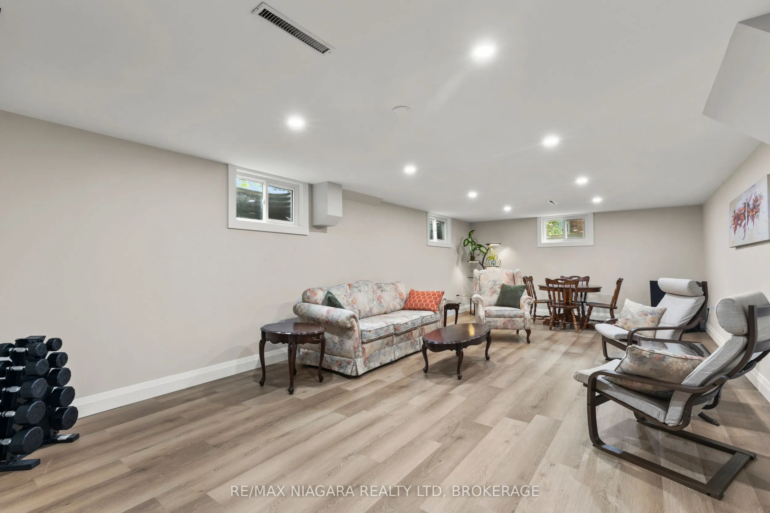 27 DALEVIEW Crescent
