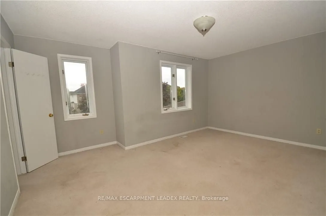 25 Devine Crescent