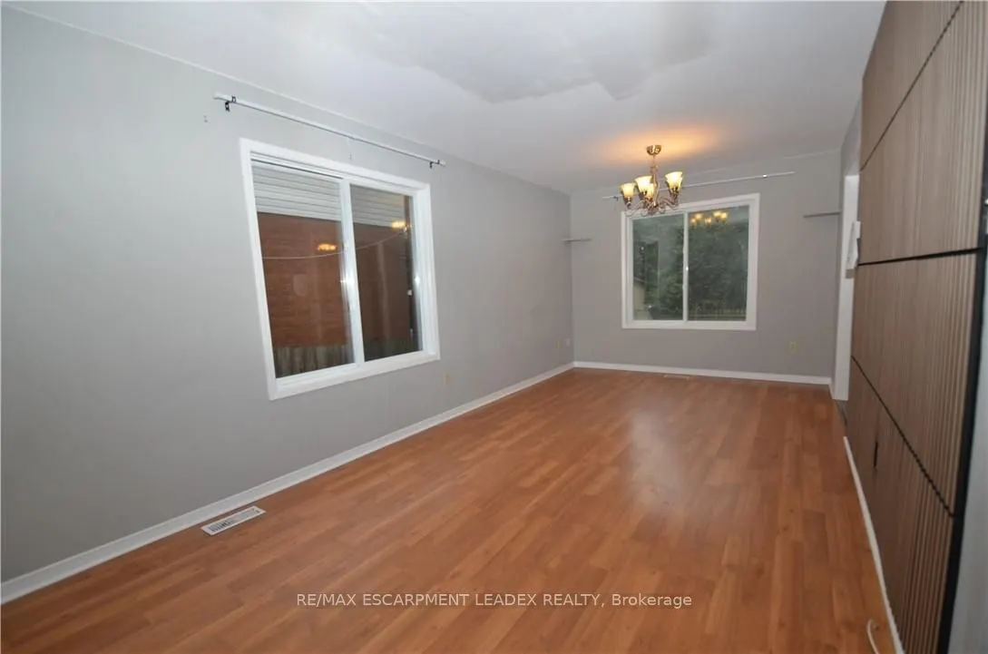 25 Devine Crescent