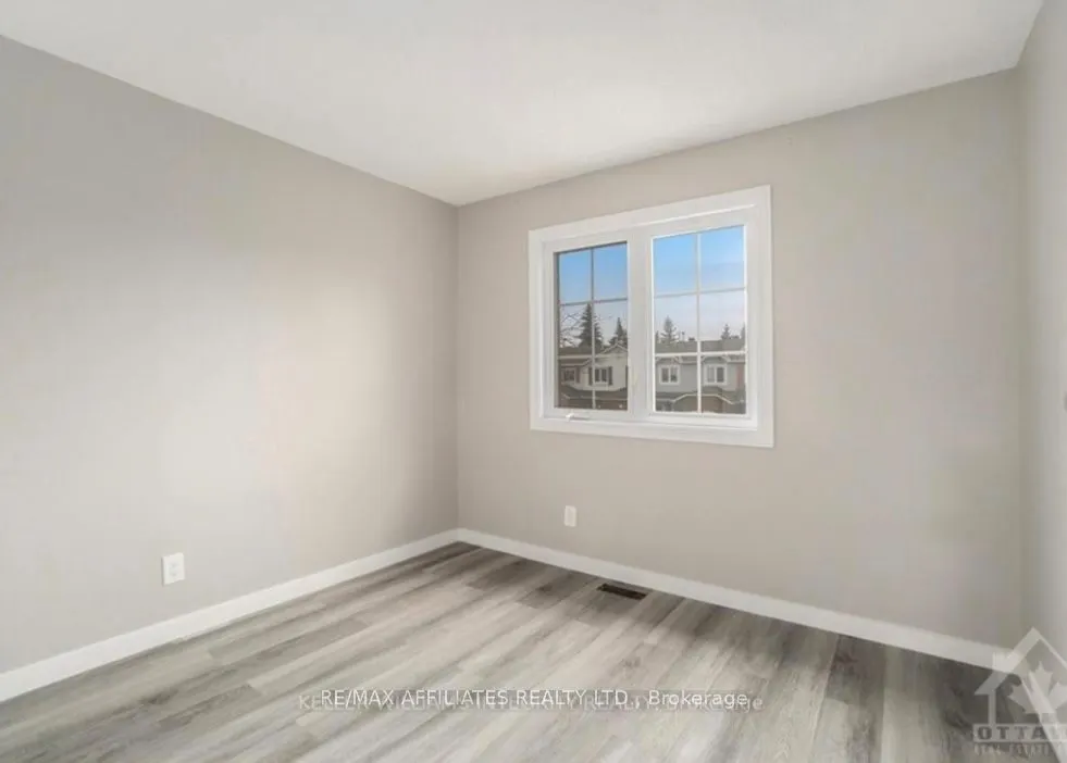 563 LATOUR Crescent