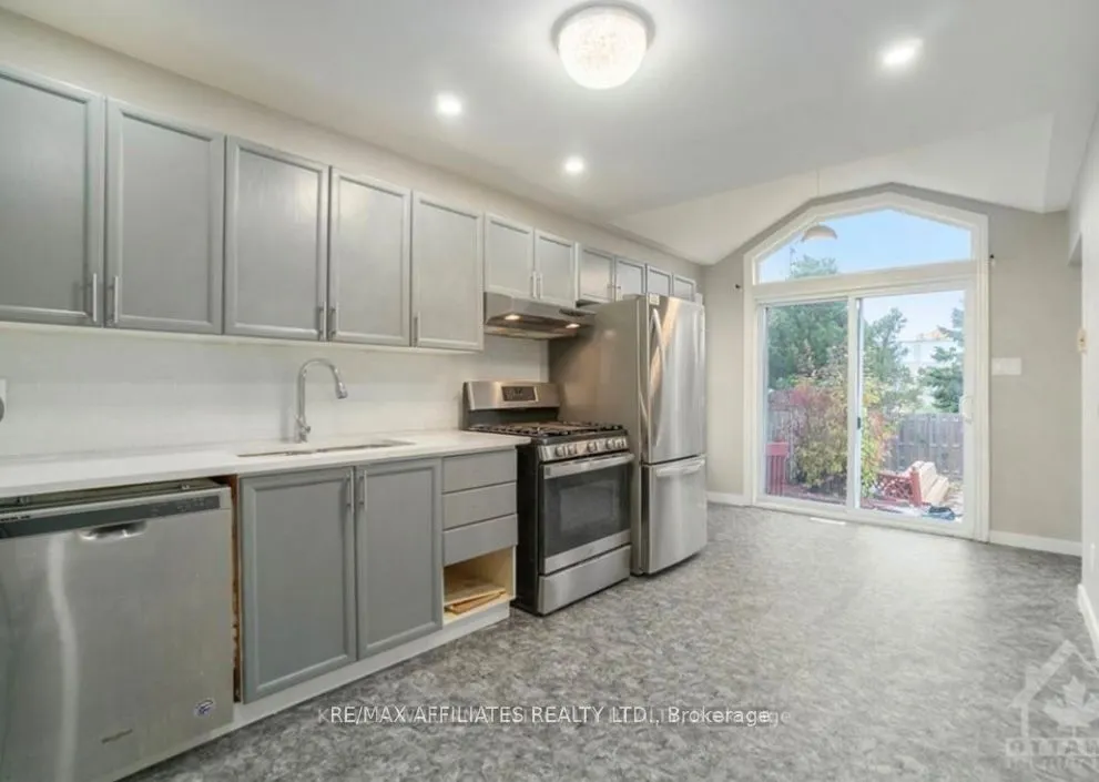 563 LATOUR Crescent