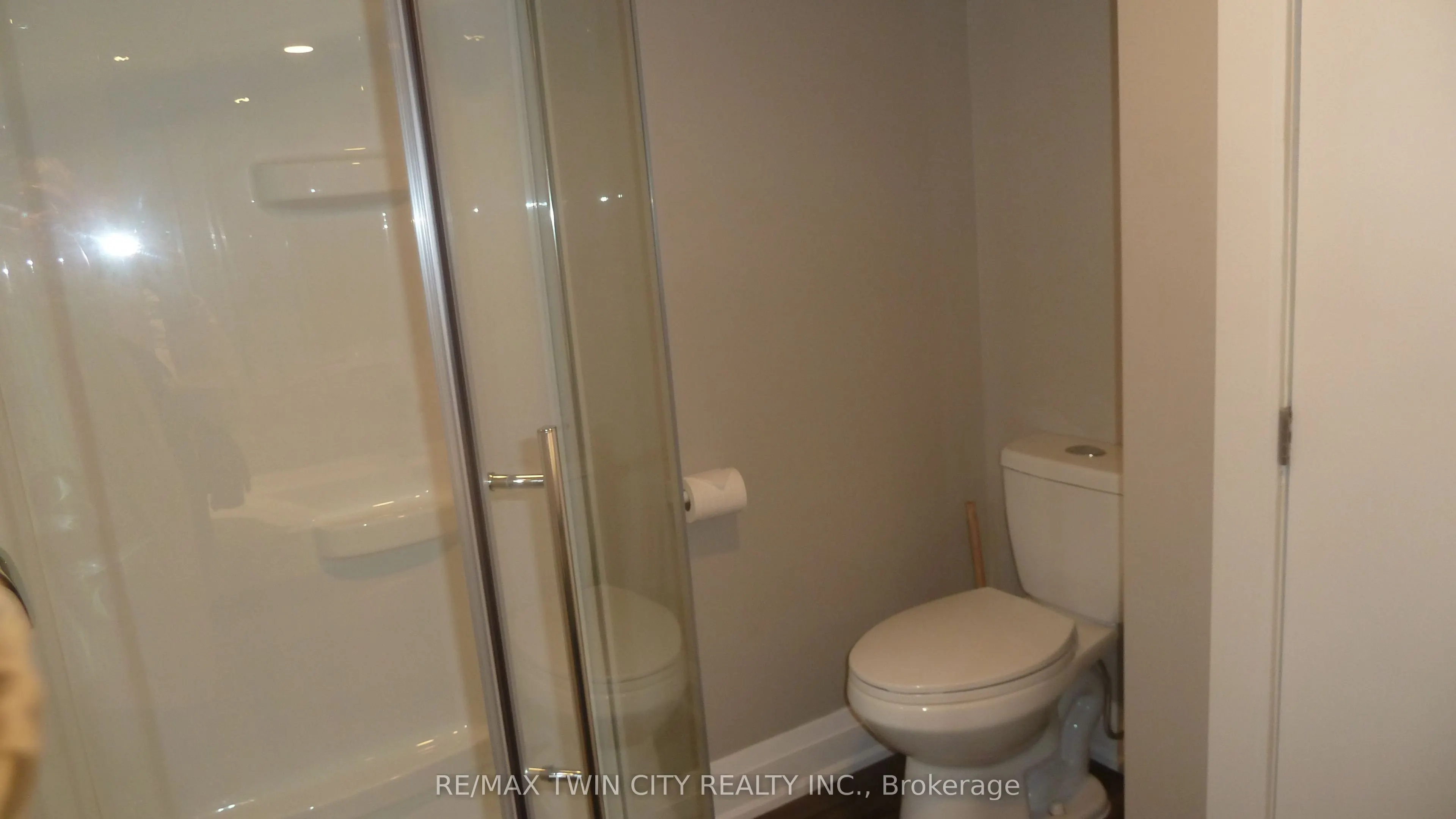 6 Grenville Avenue, #LOWER