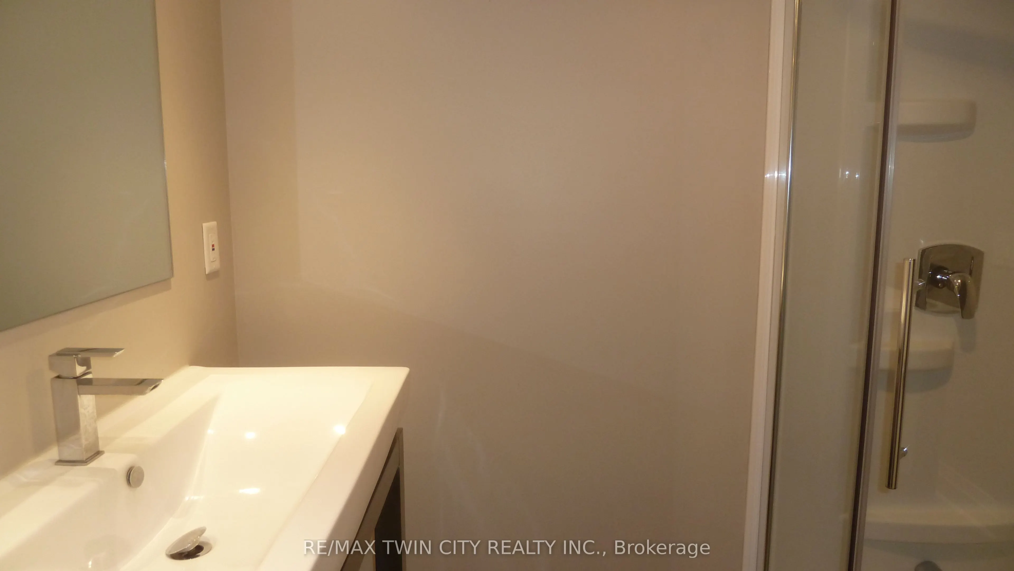 6 Grenville Avenue, #LOWER