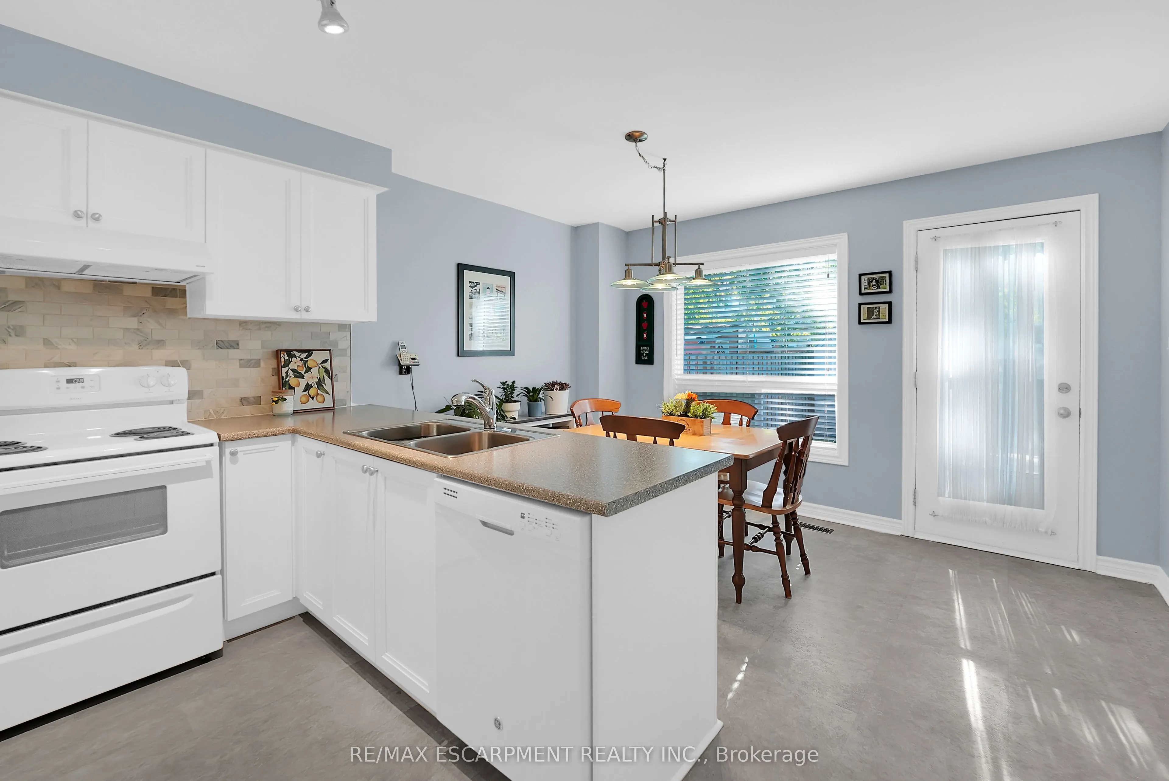 15 Hedgelawn Drive
