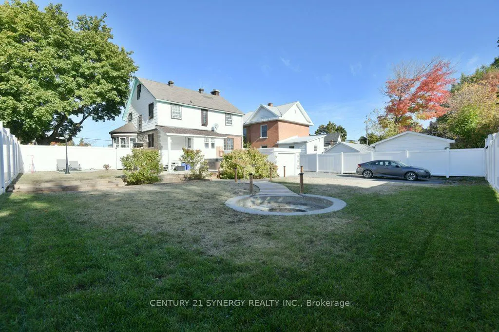 61 Daniel Street N