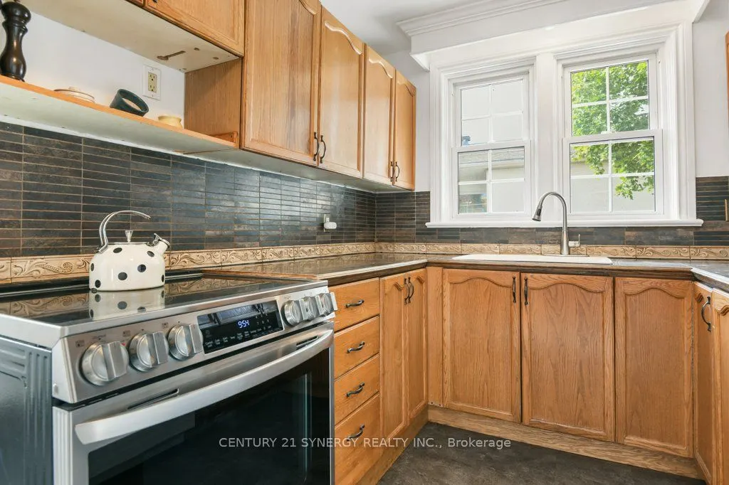 61 Daniel Street N