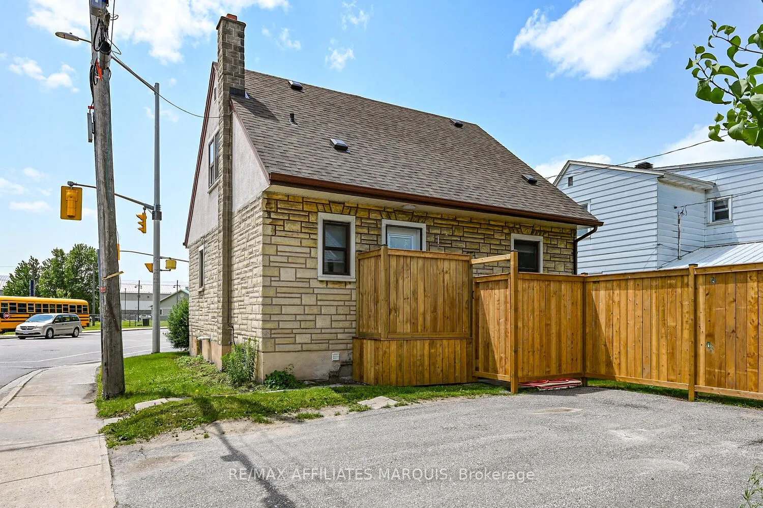 157 ELMSLEY Street N