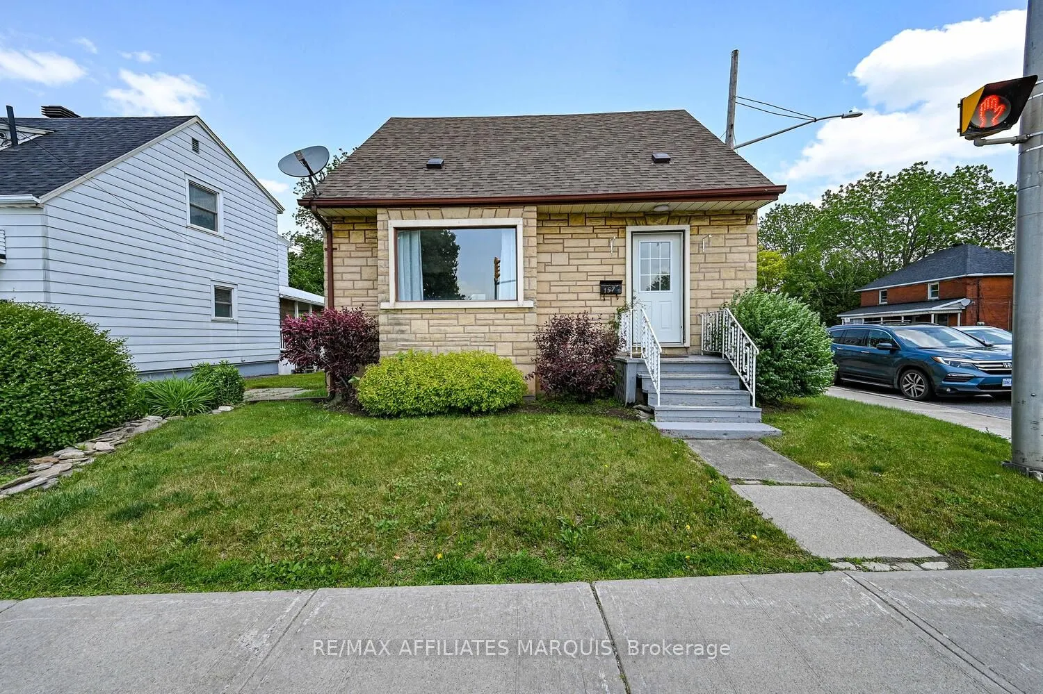 157 ELMSLEY Street N