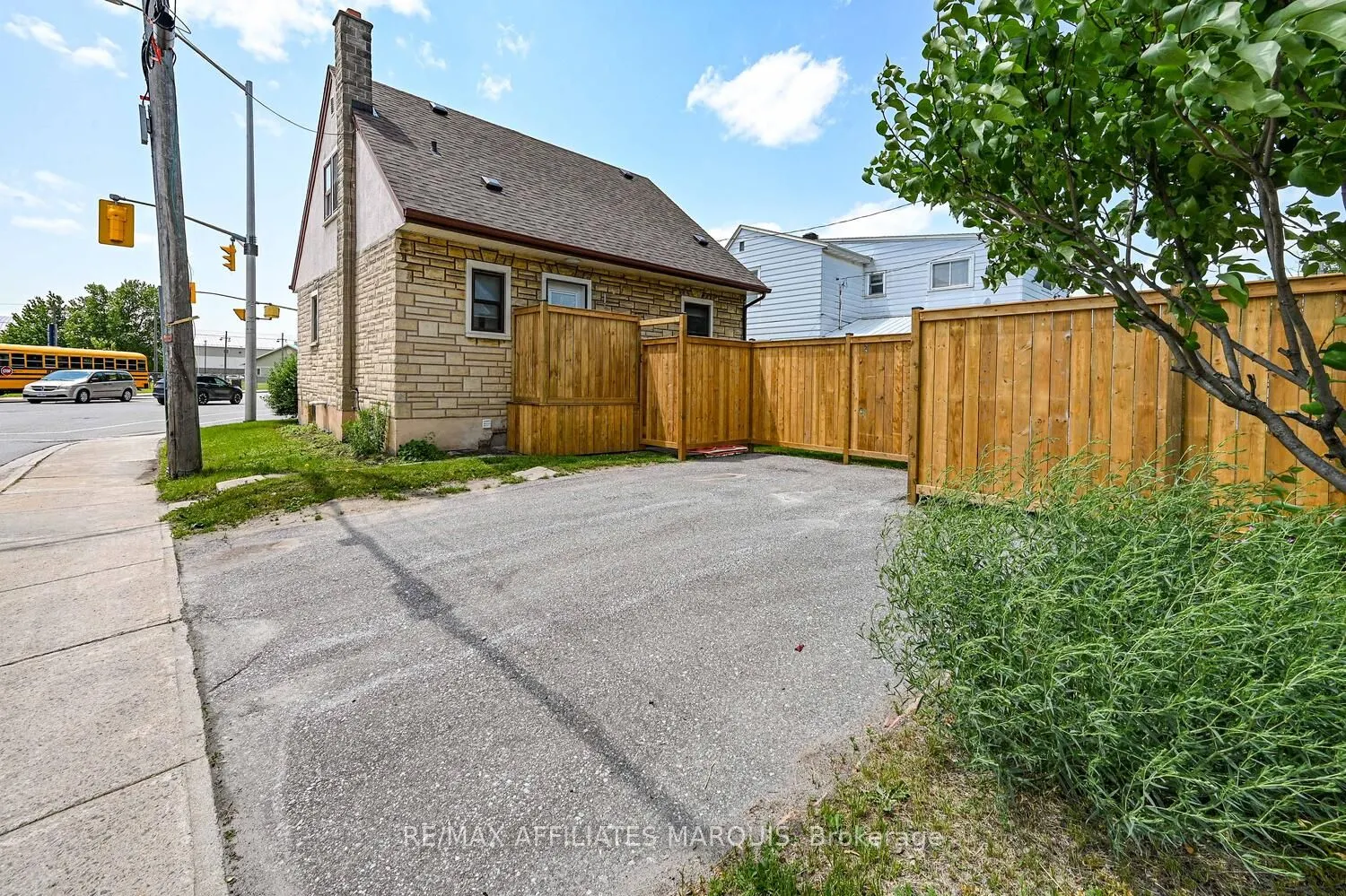 157 ELMSLEY Street N