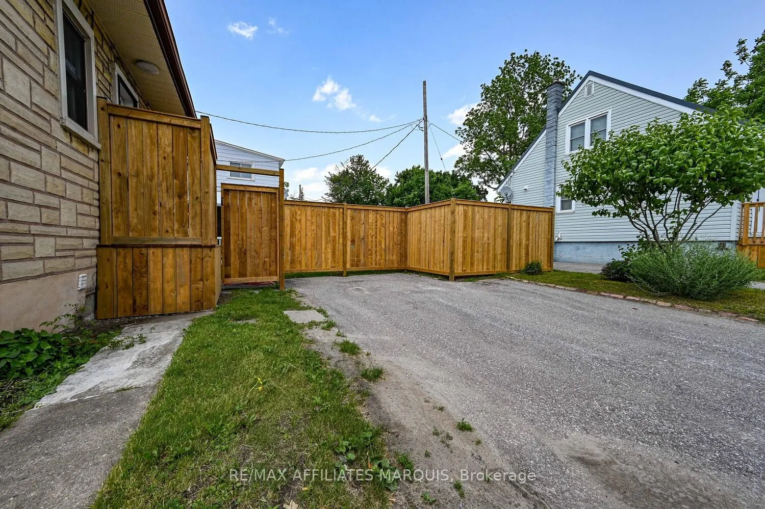 157 ELMSLEY Street N
