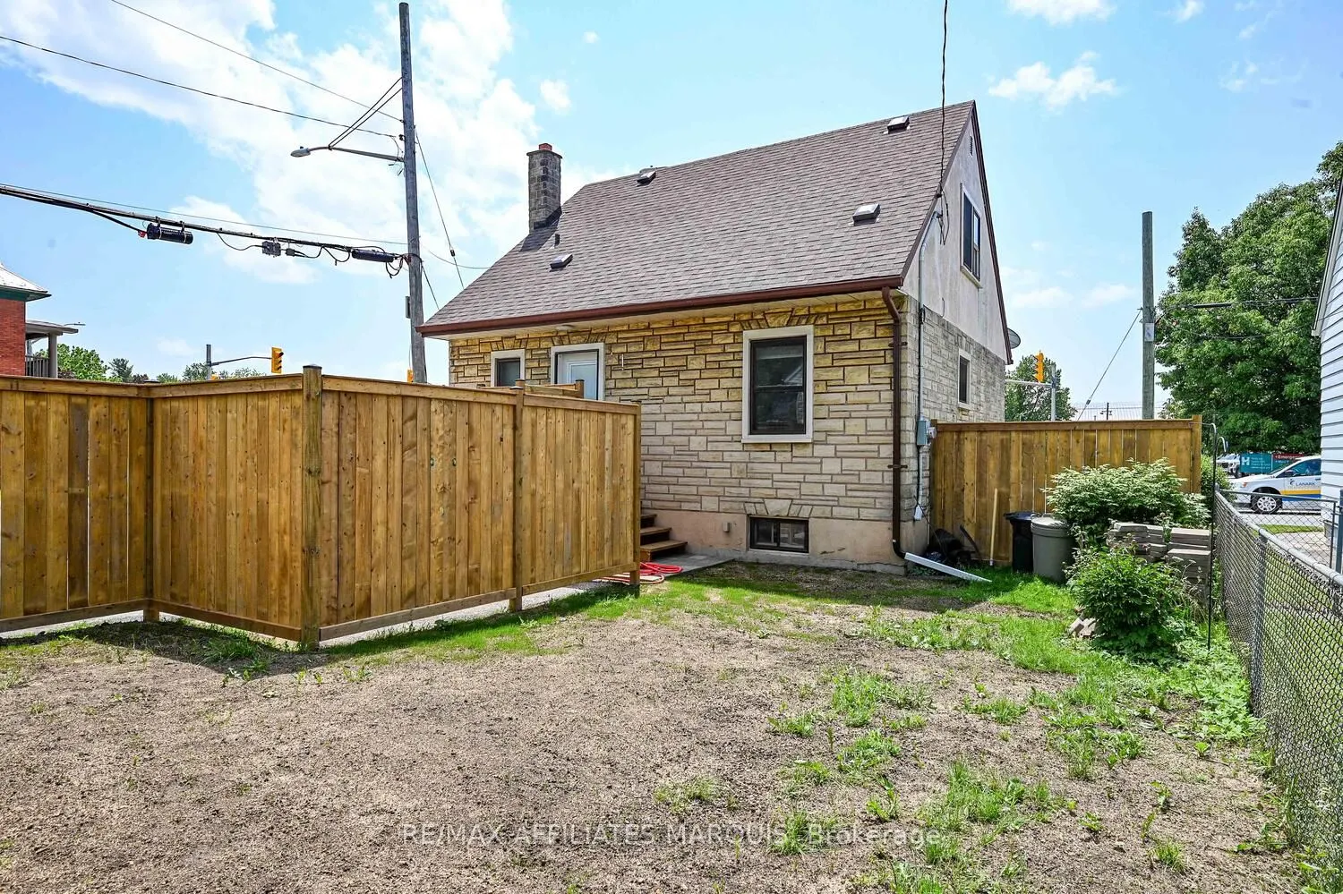 157 ELMSLEY Street N