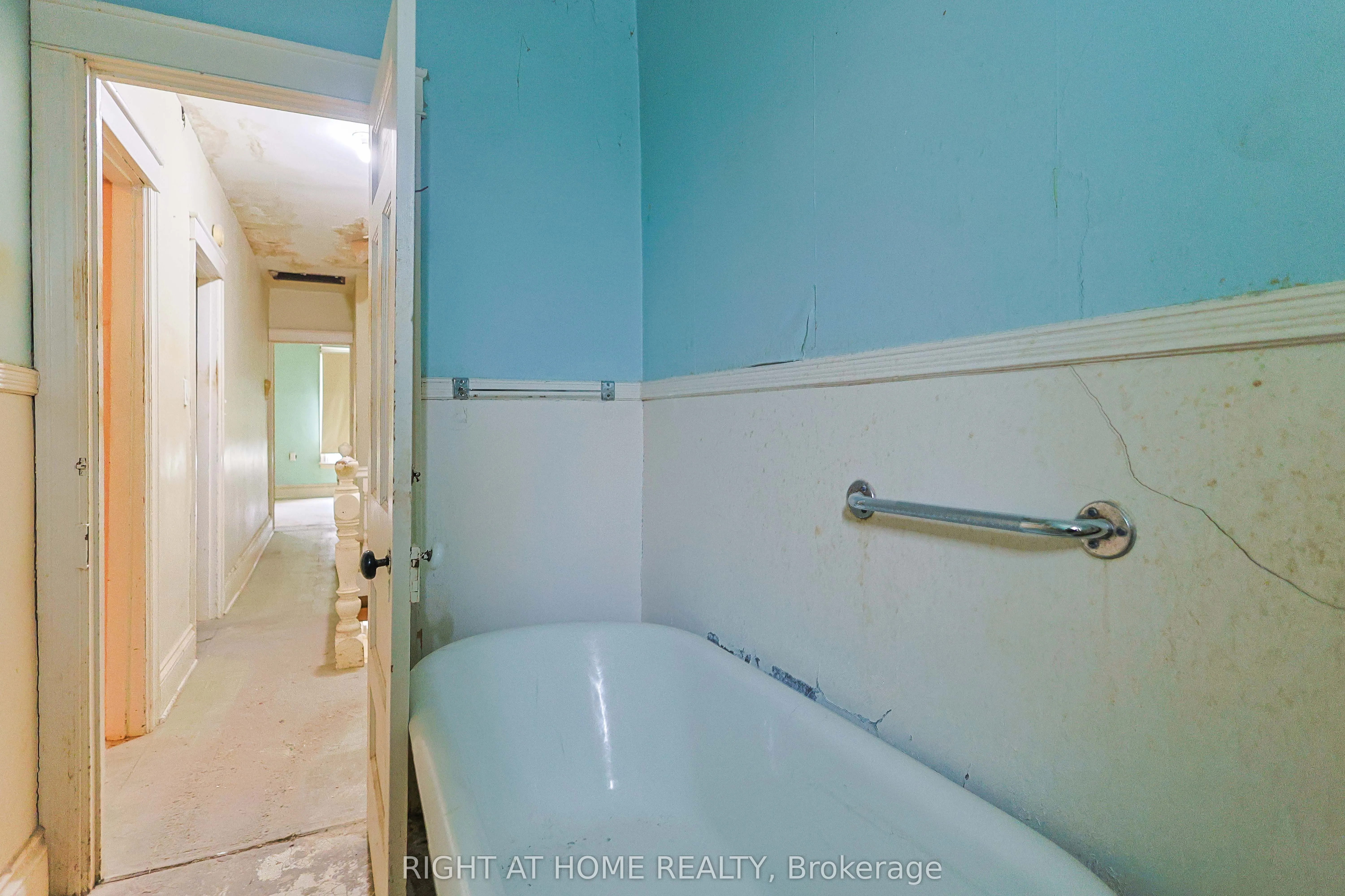 318 John Street N