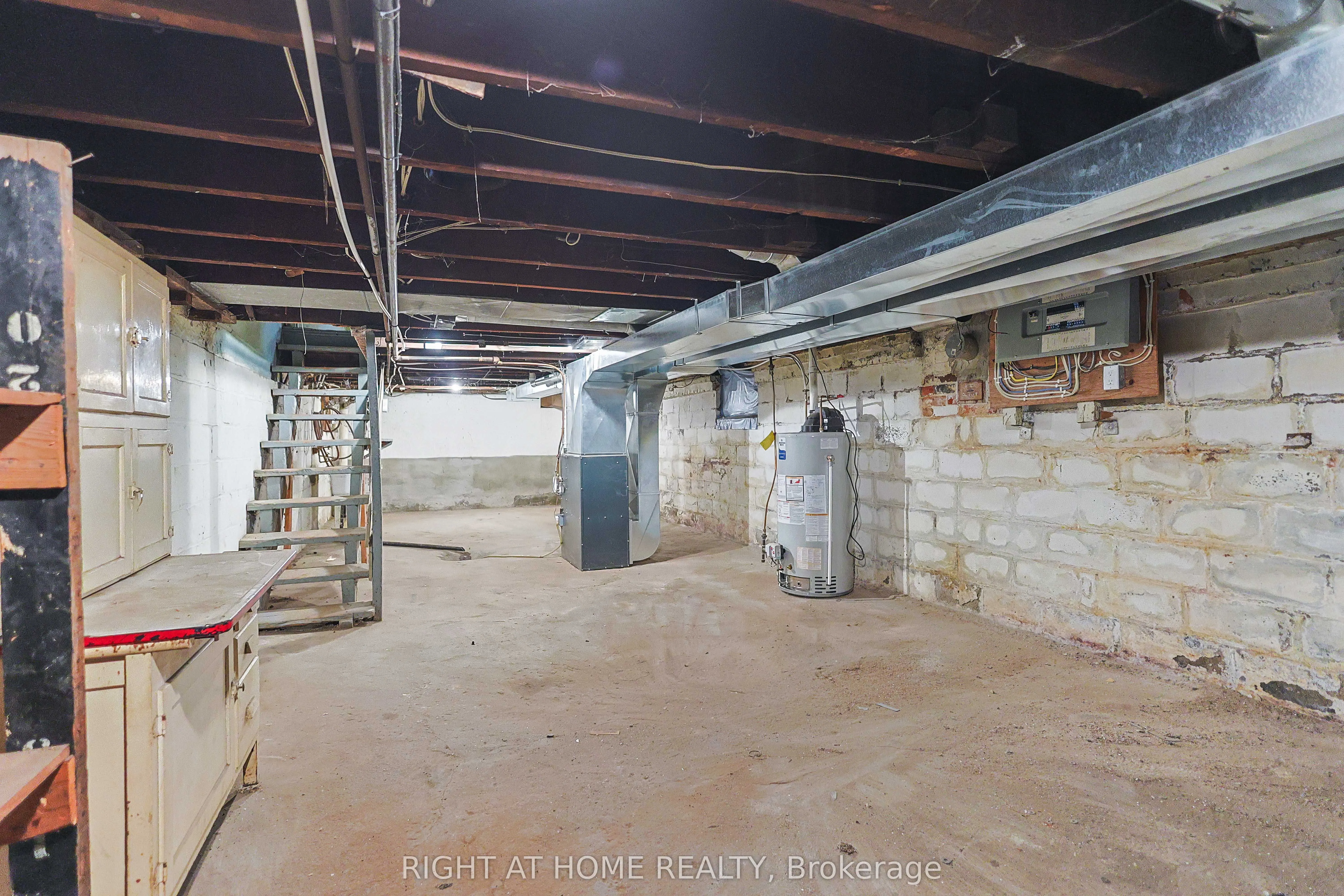 318 John Street N