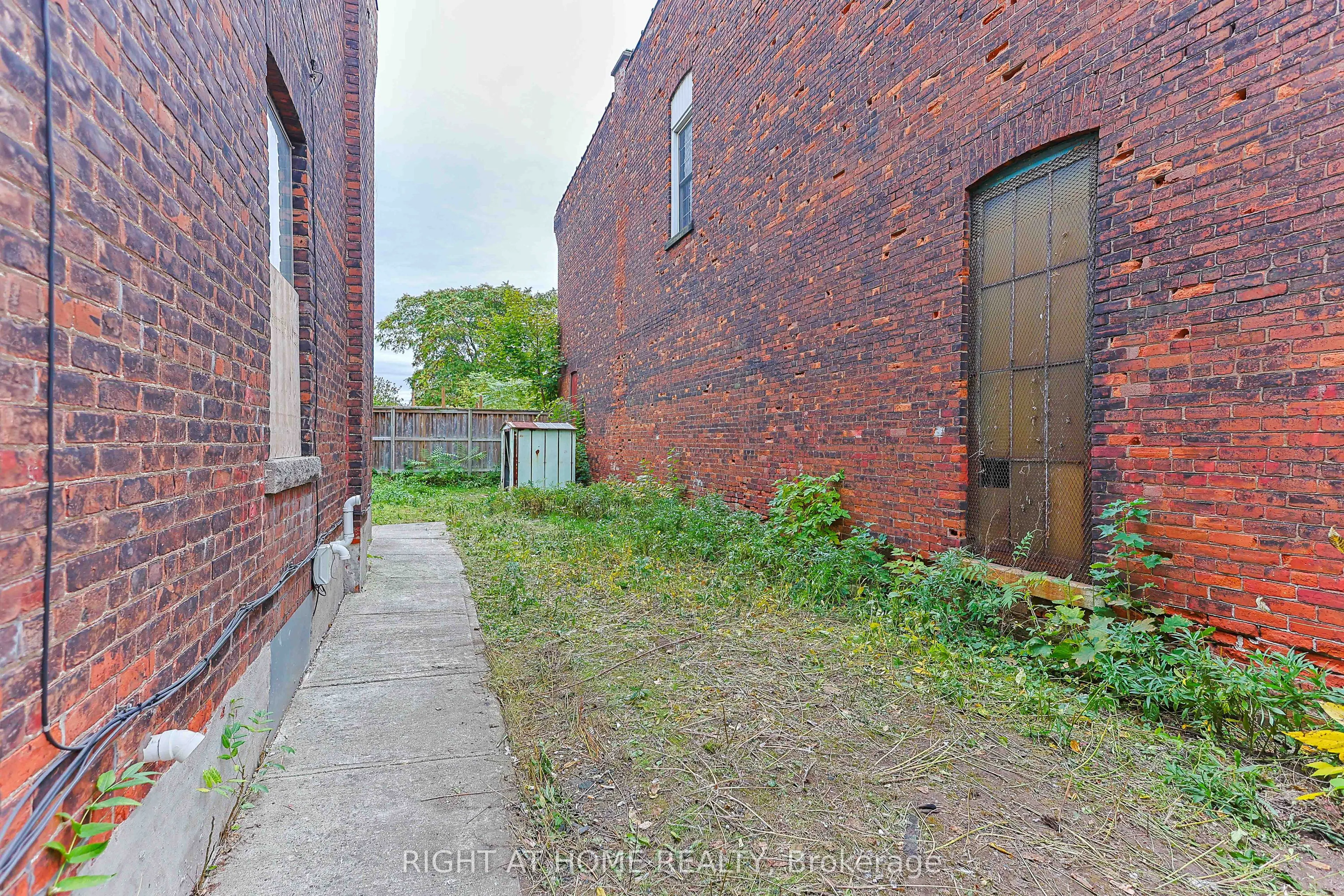 318 John Street N