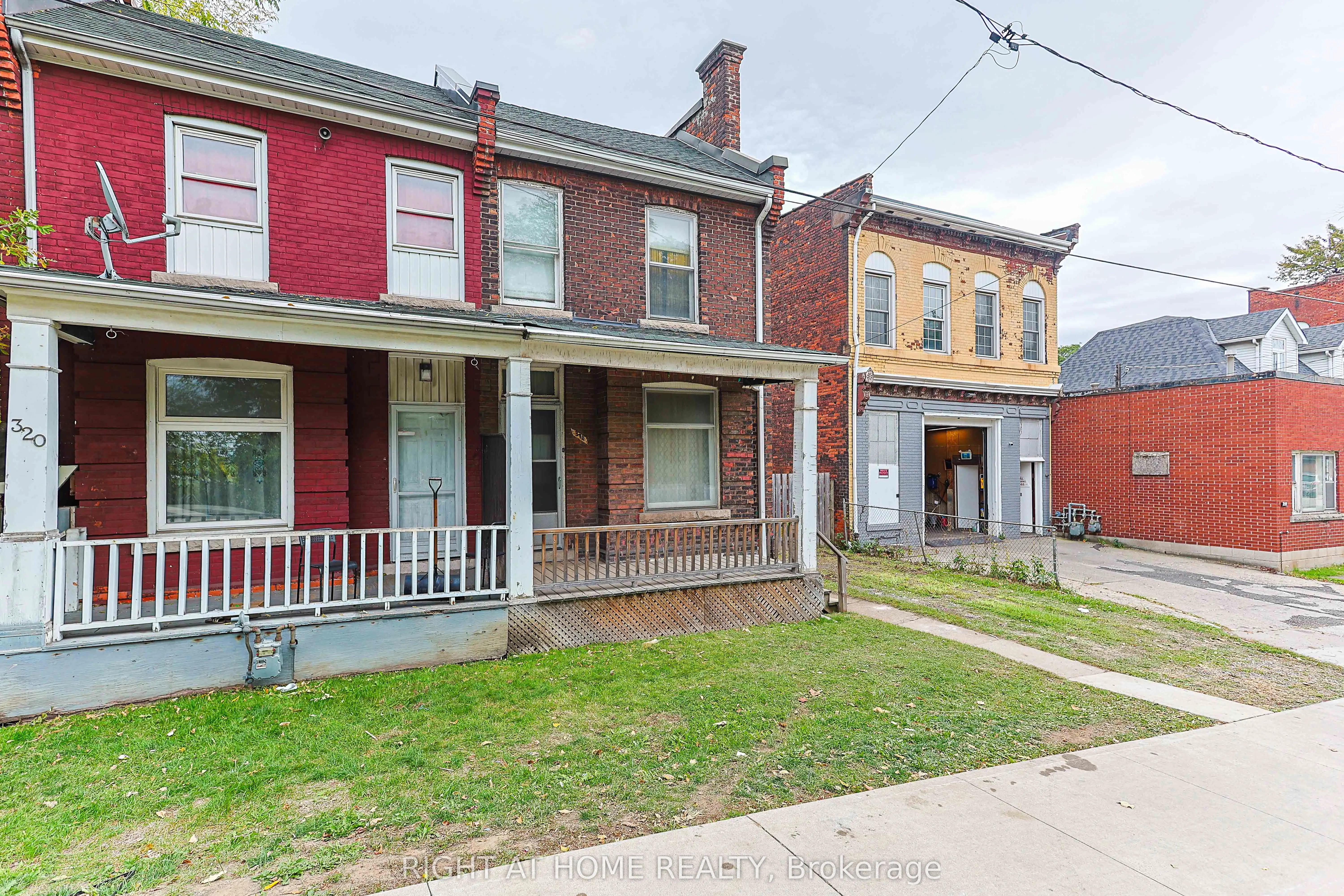 318 John Street N