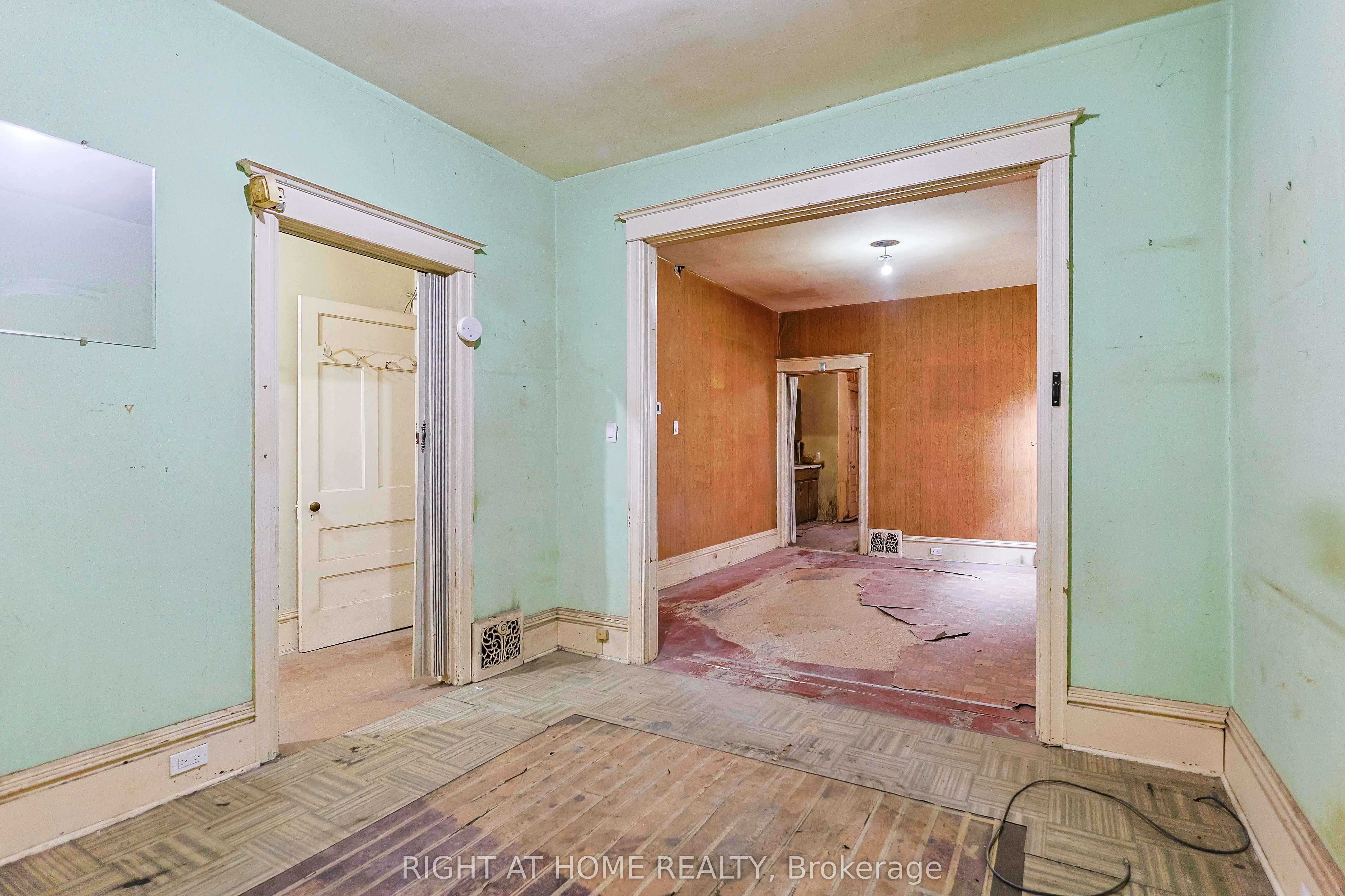 318 John Street N