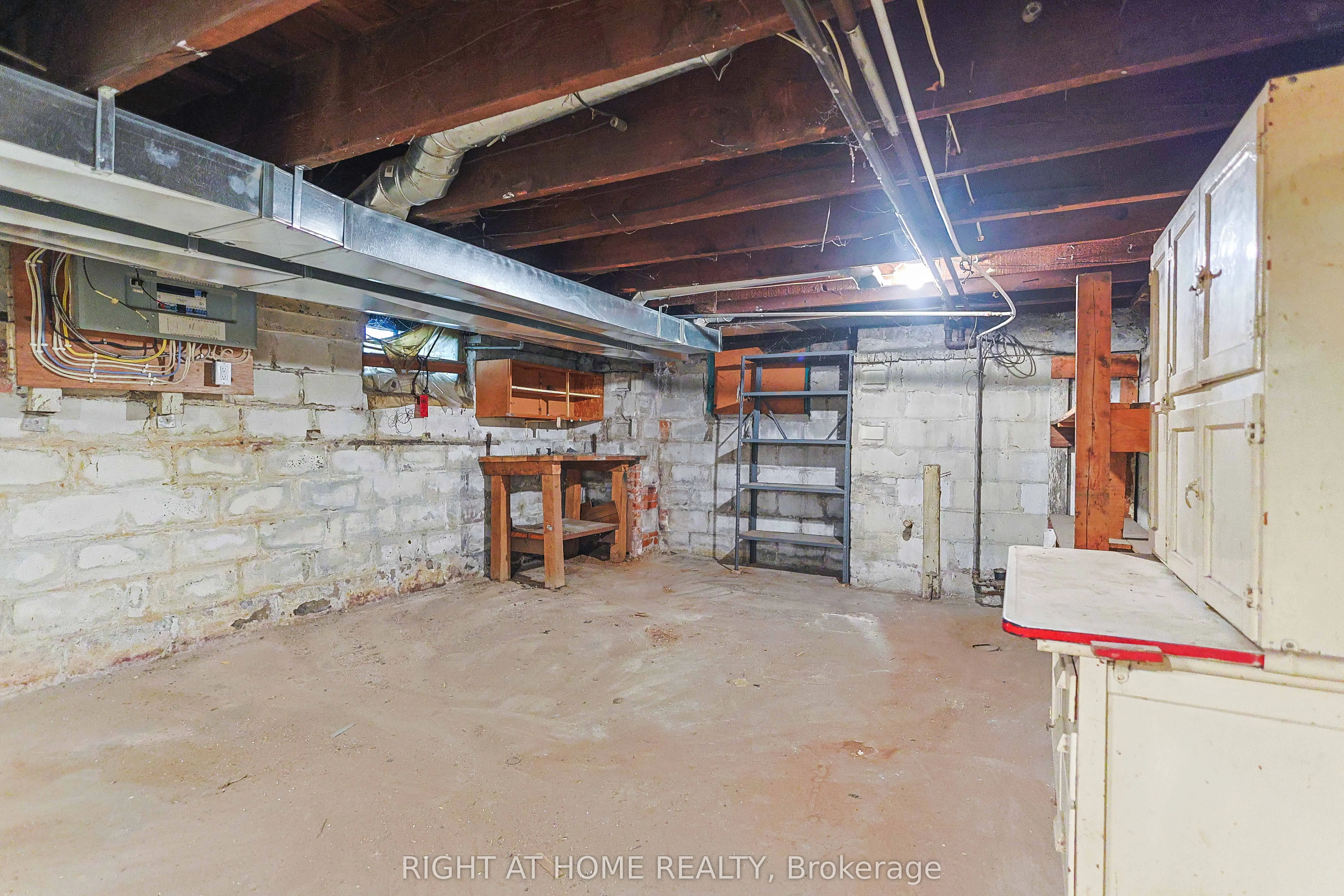 318 John Street N