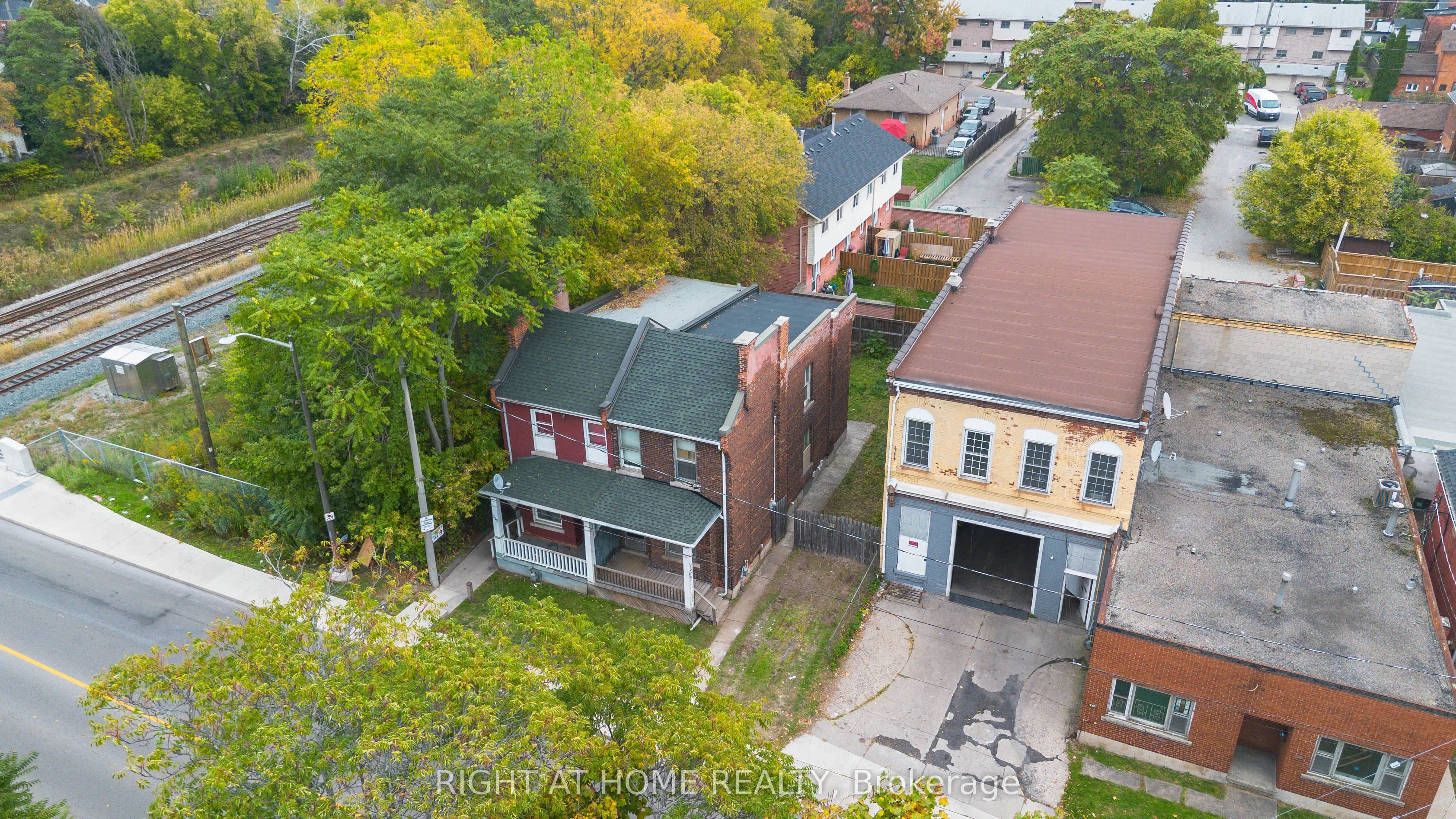 318 John Street N