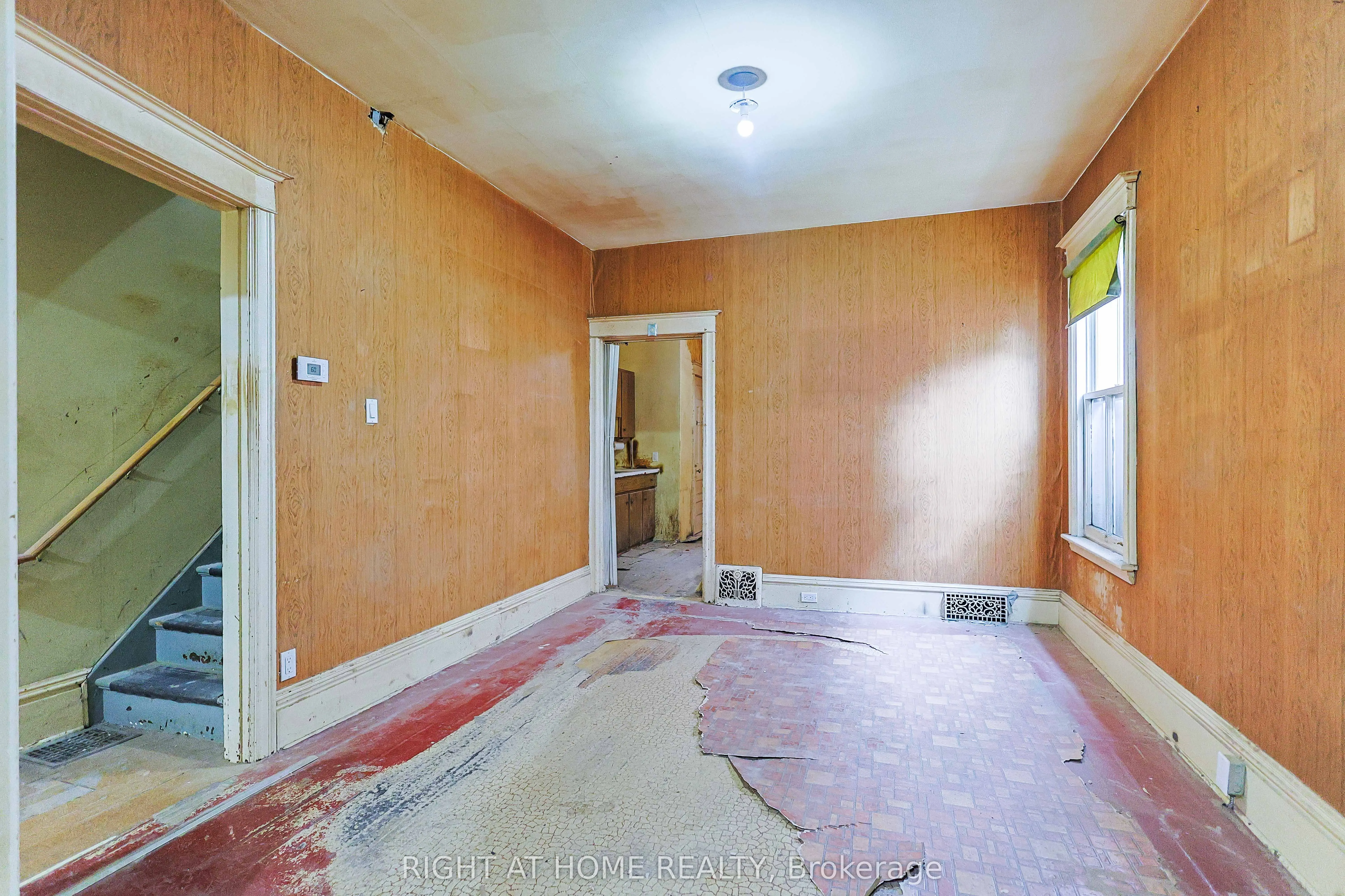 318 John Street N