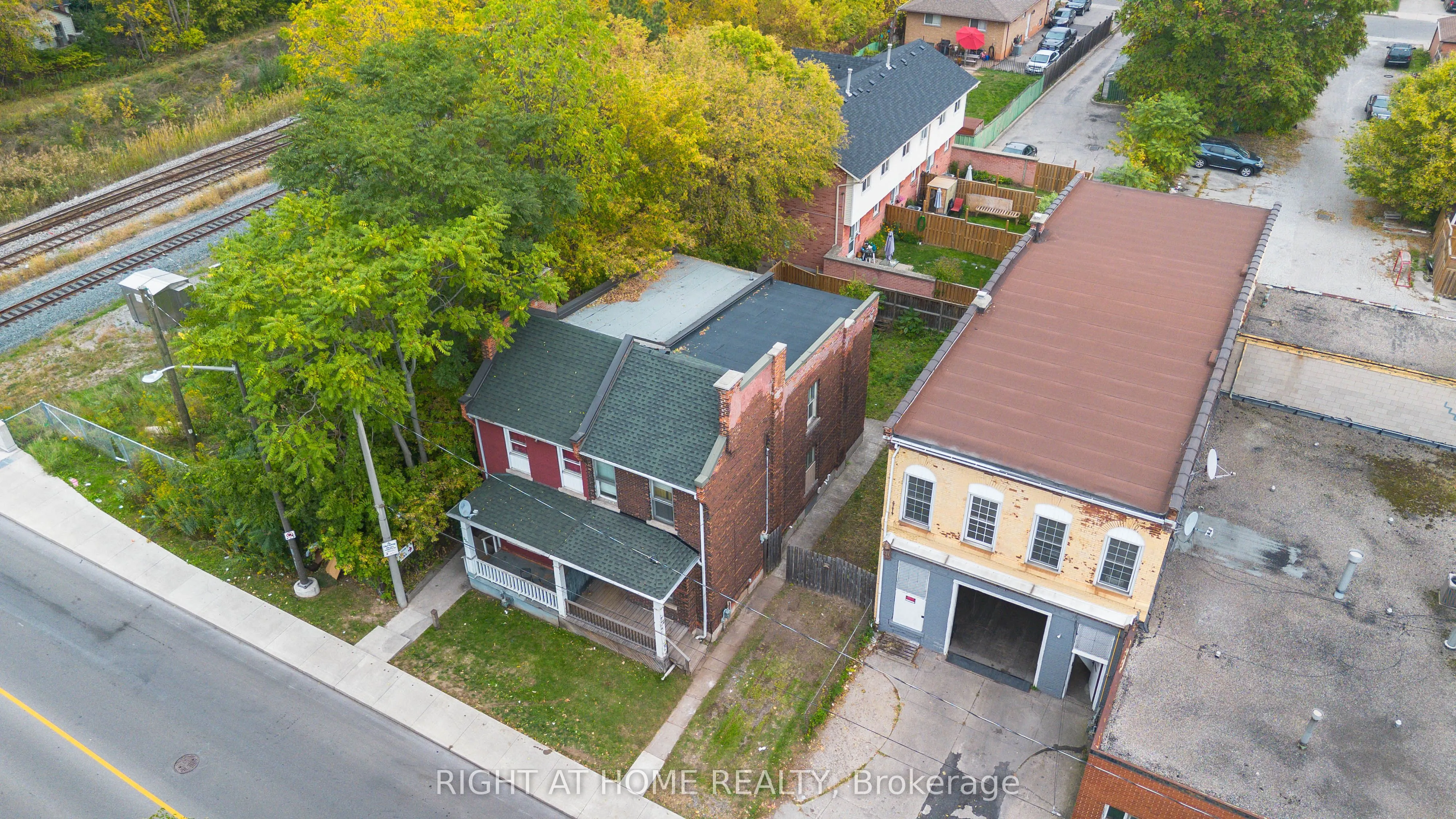 318 John Street N