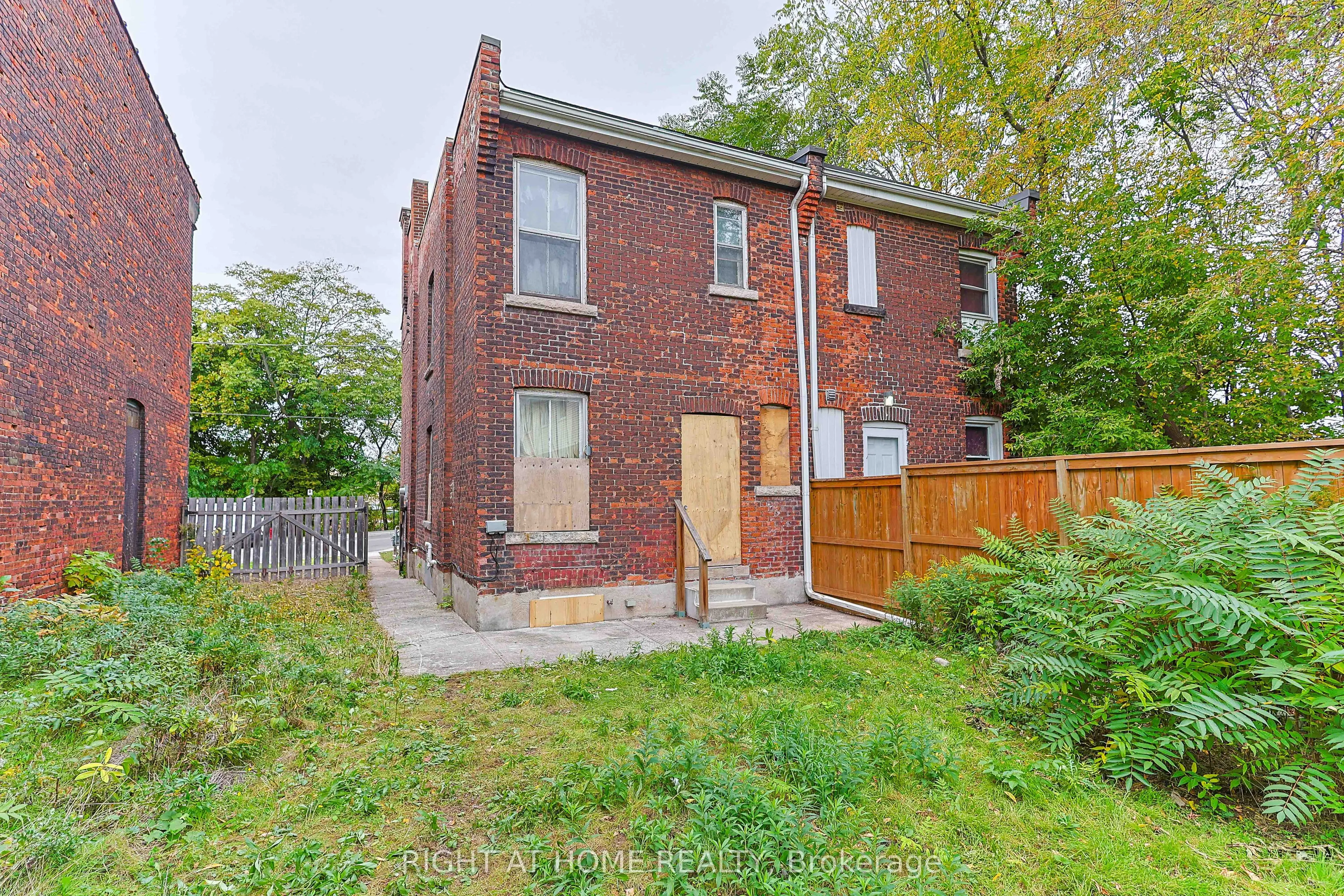 318 John Street N