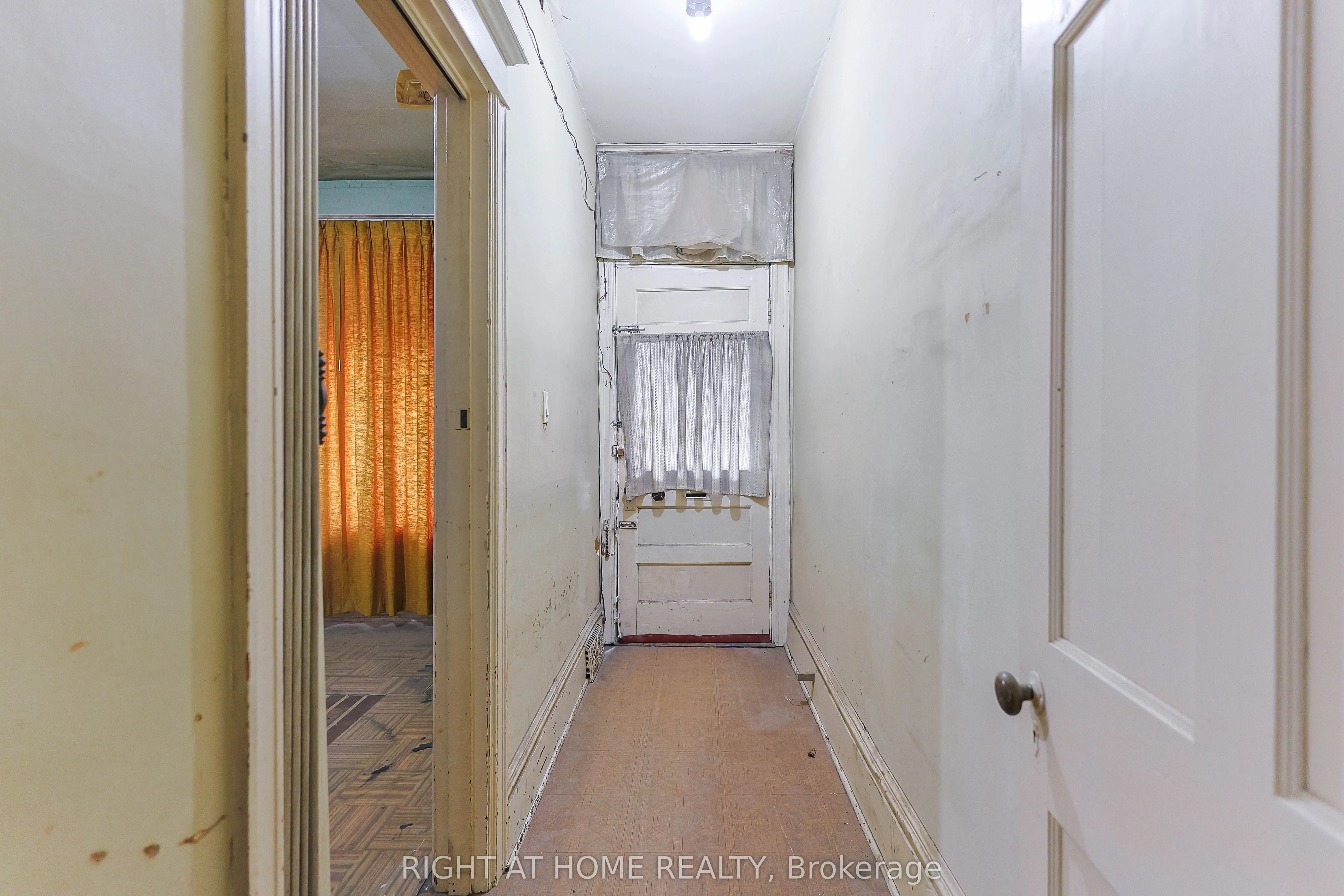 318 John Street N