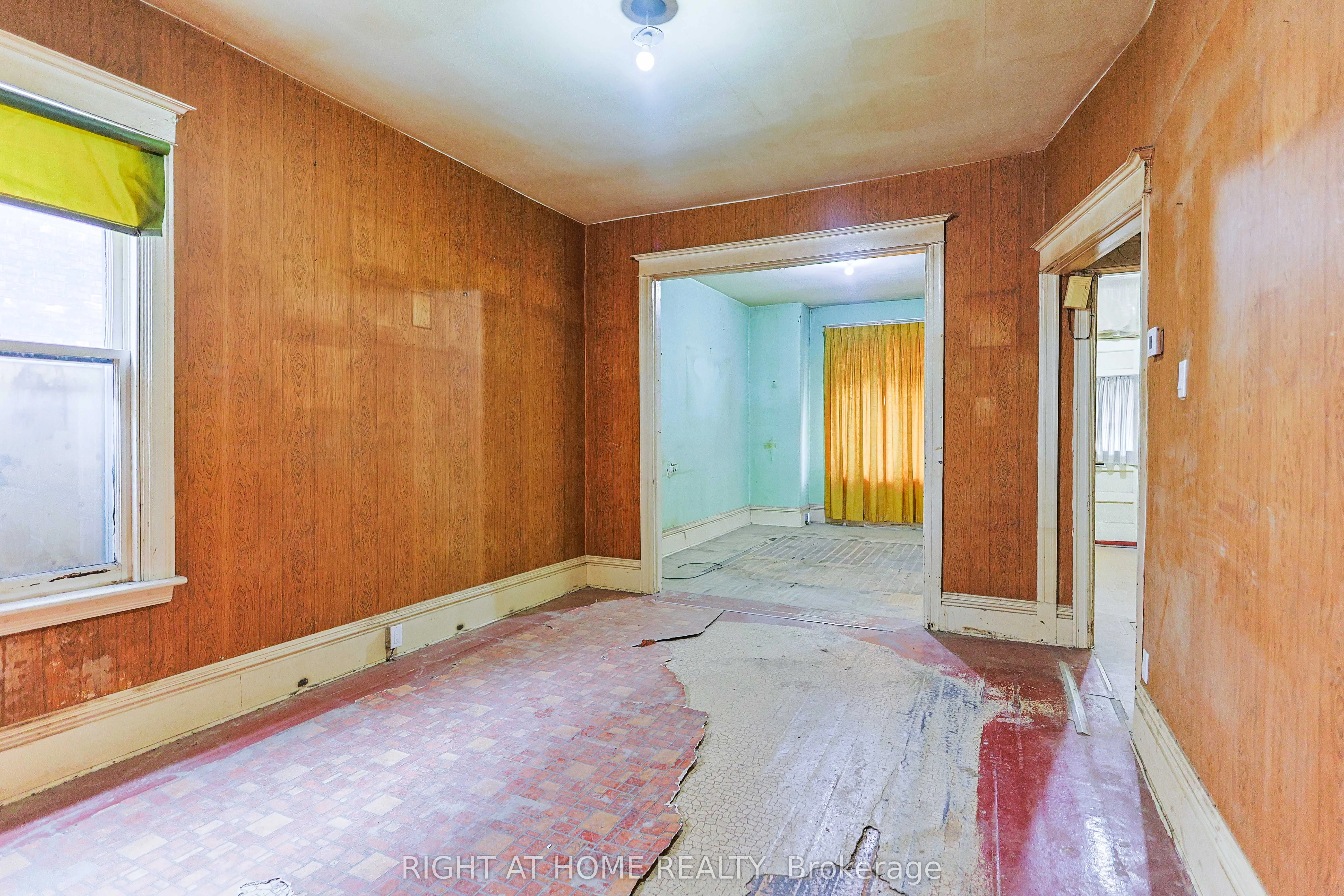 318 John Street N