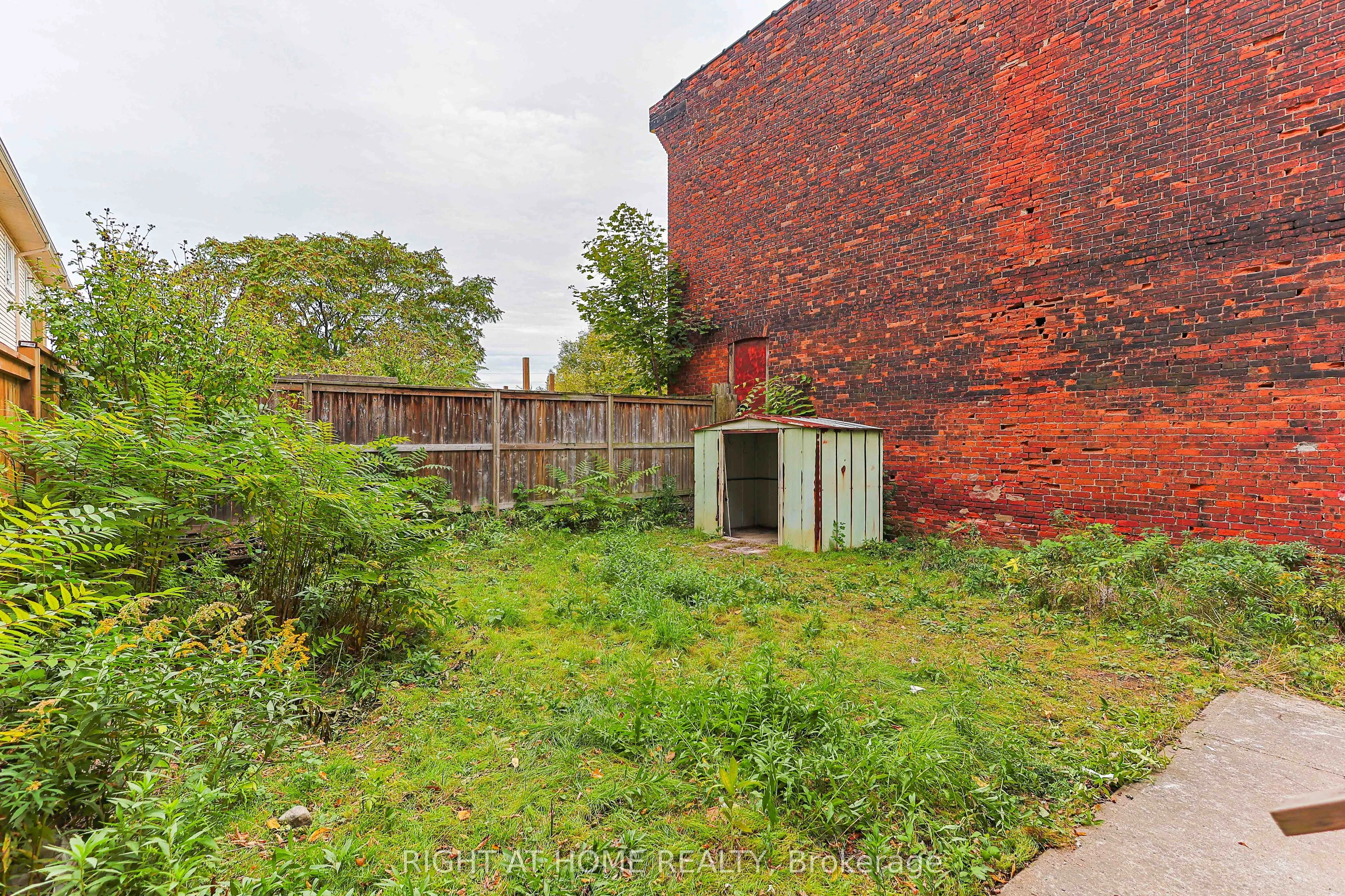 318 John Street N