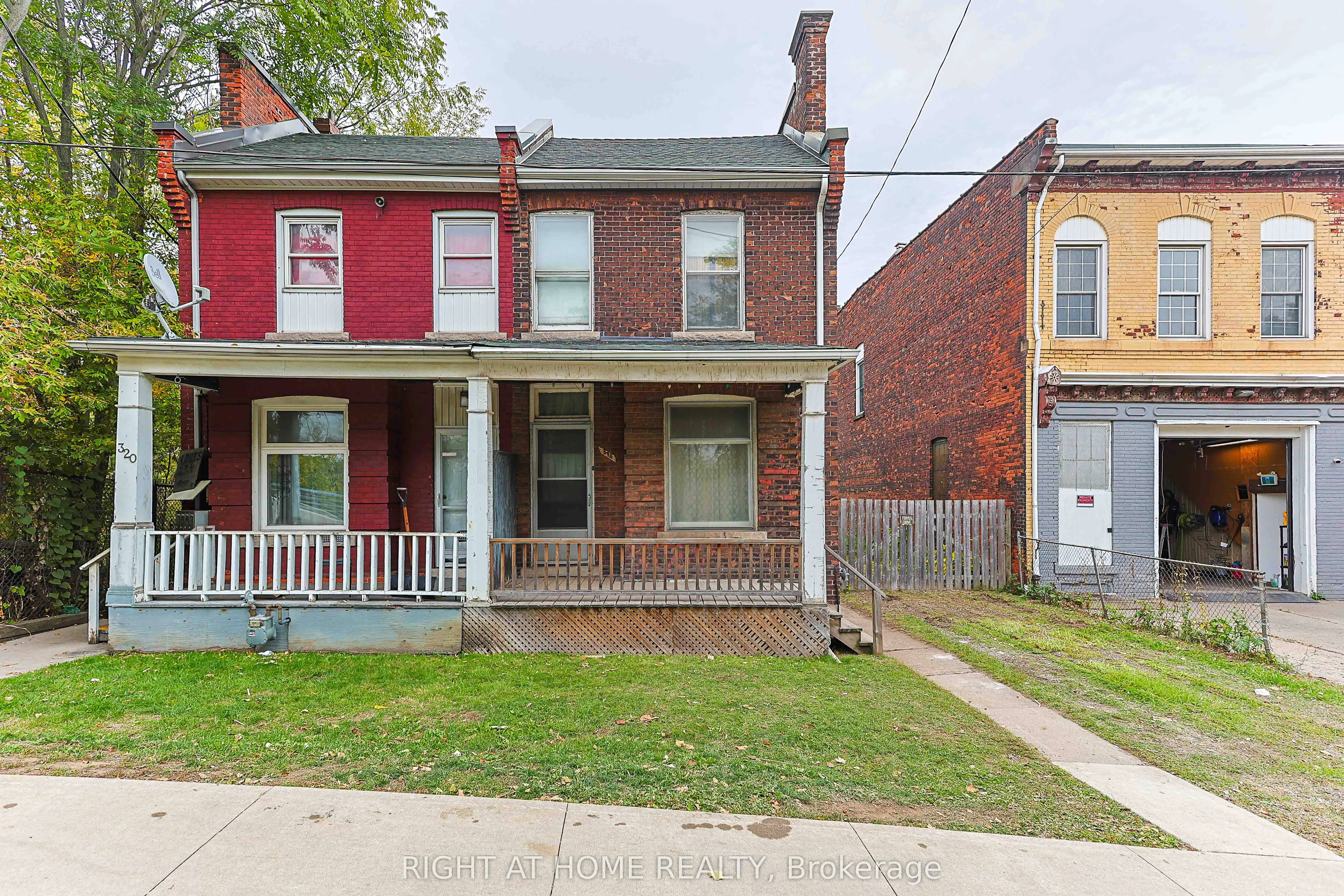 318 John Street N