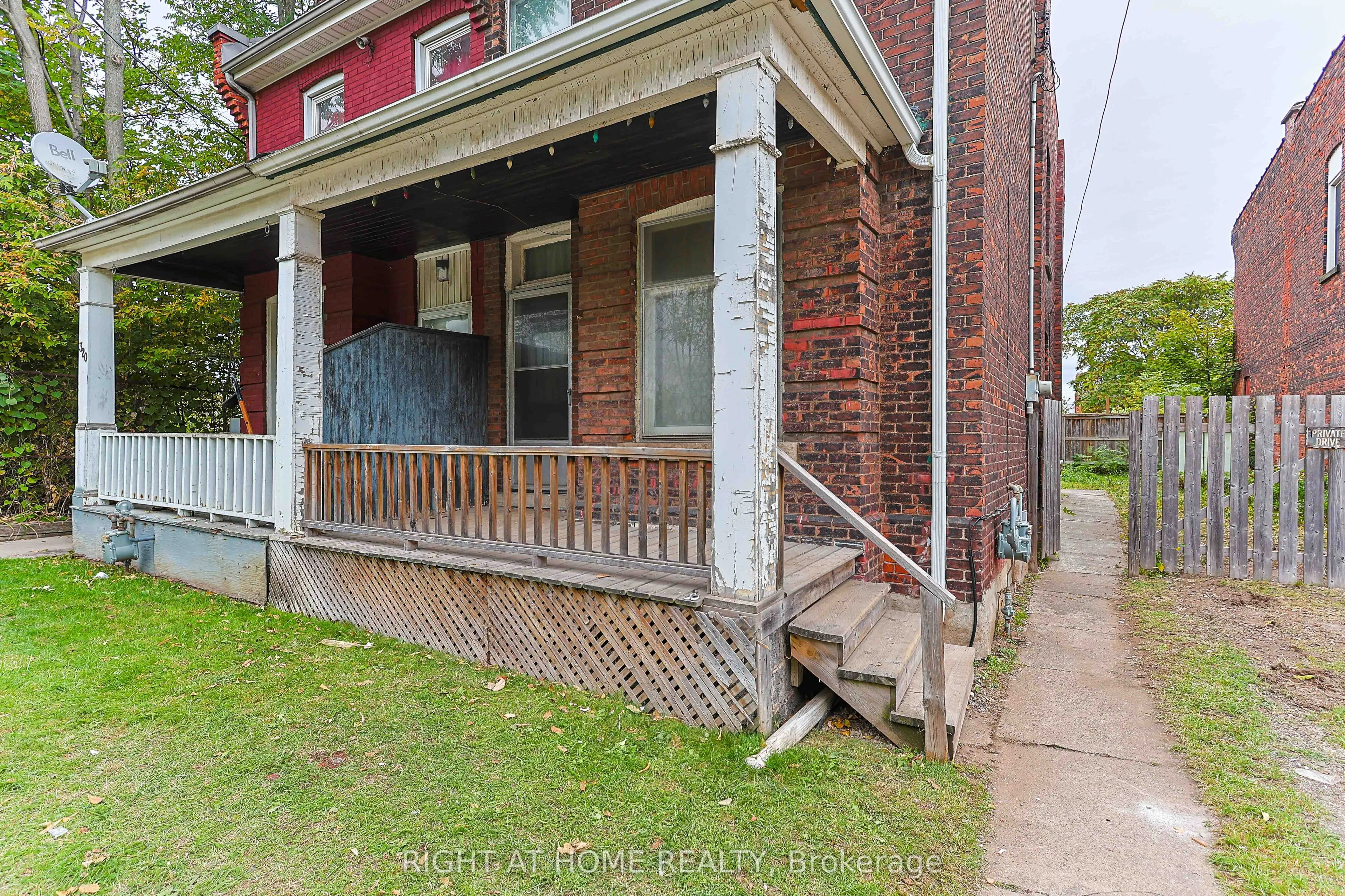 318 John Street N