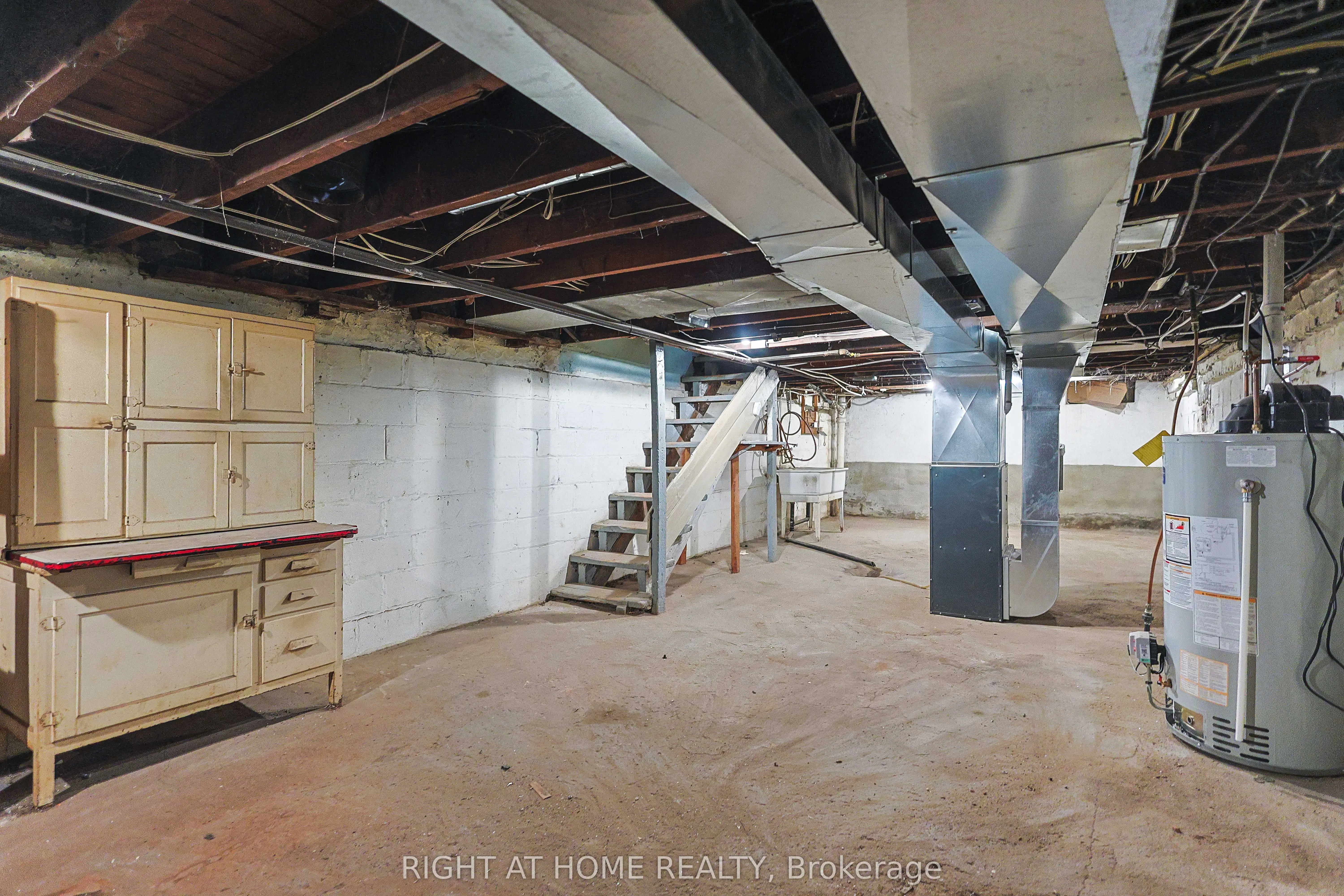 318 John Street N