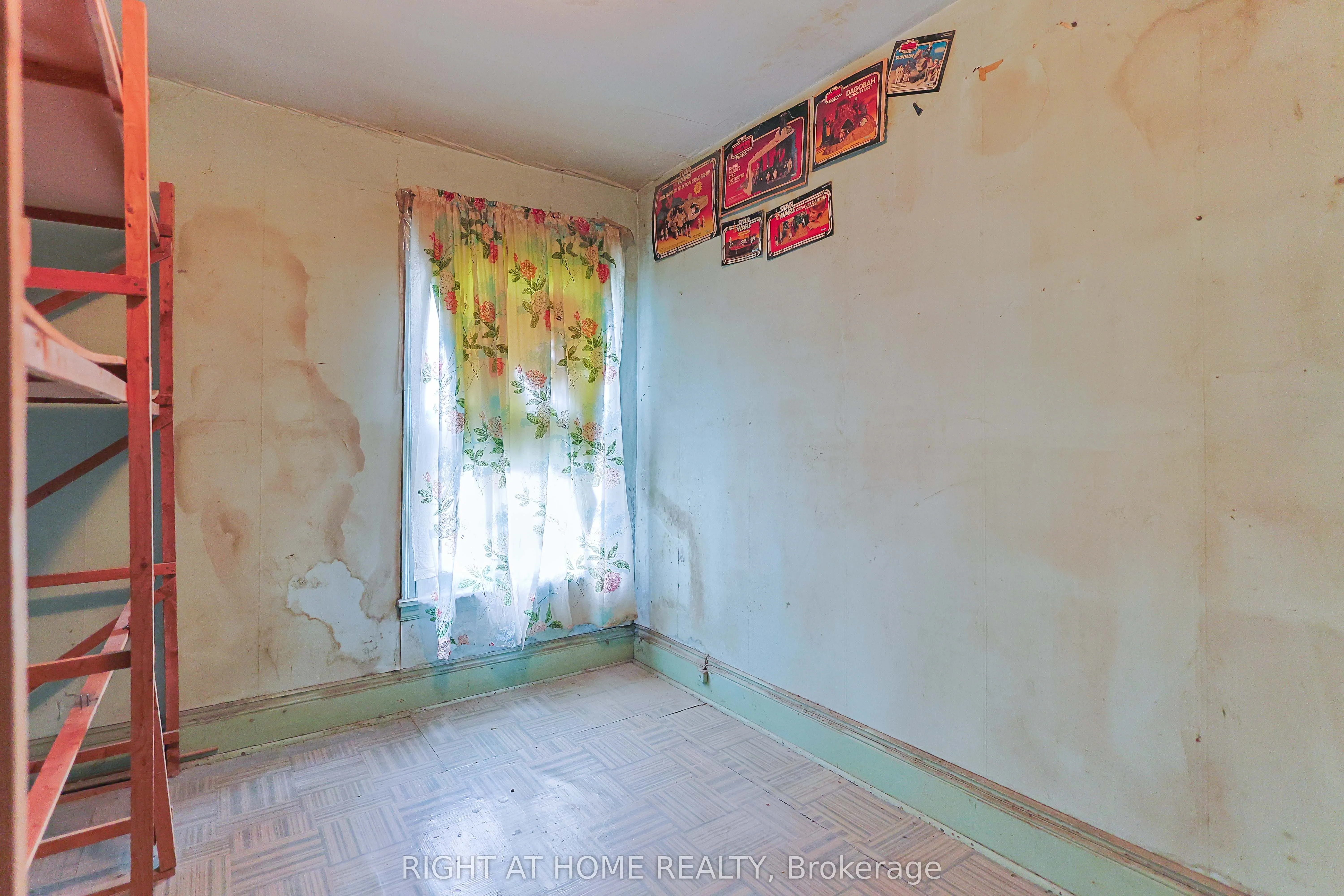318 John Street N