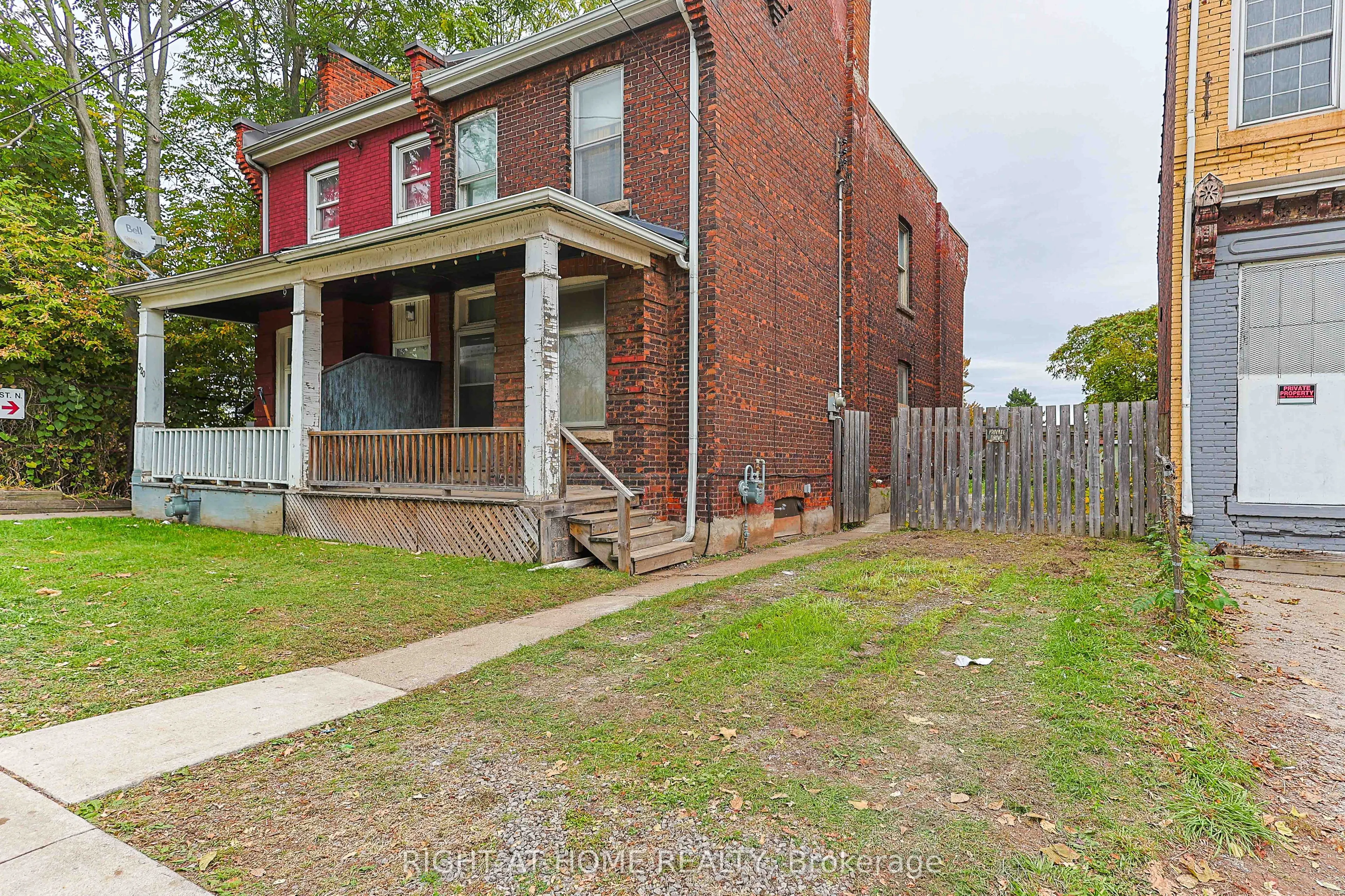 318 John Street N
