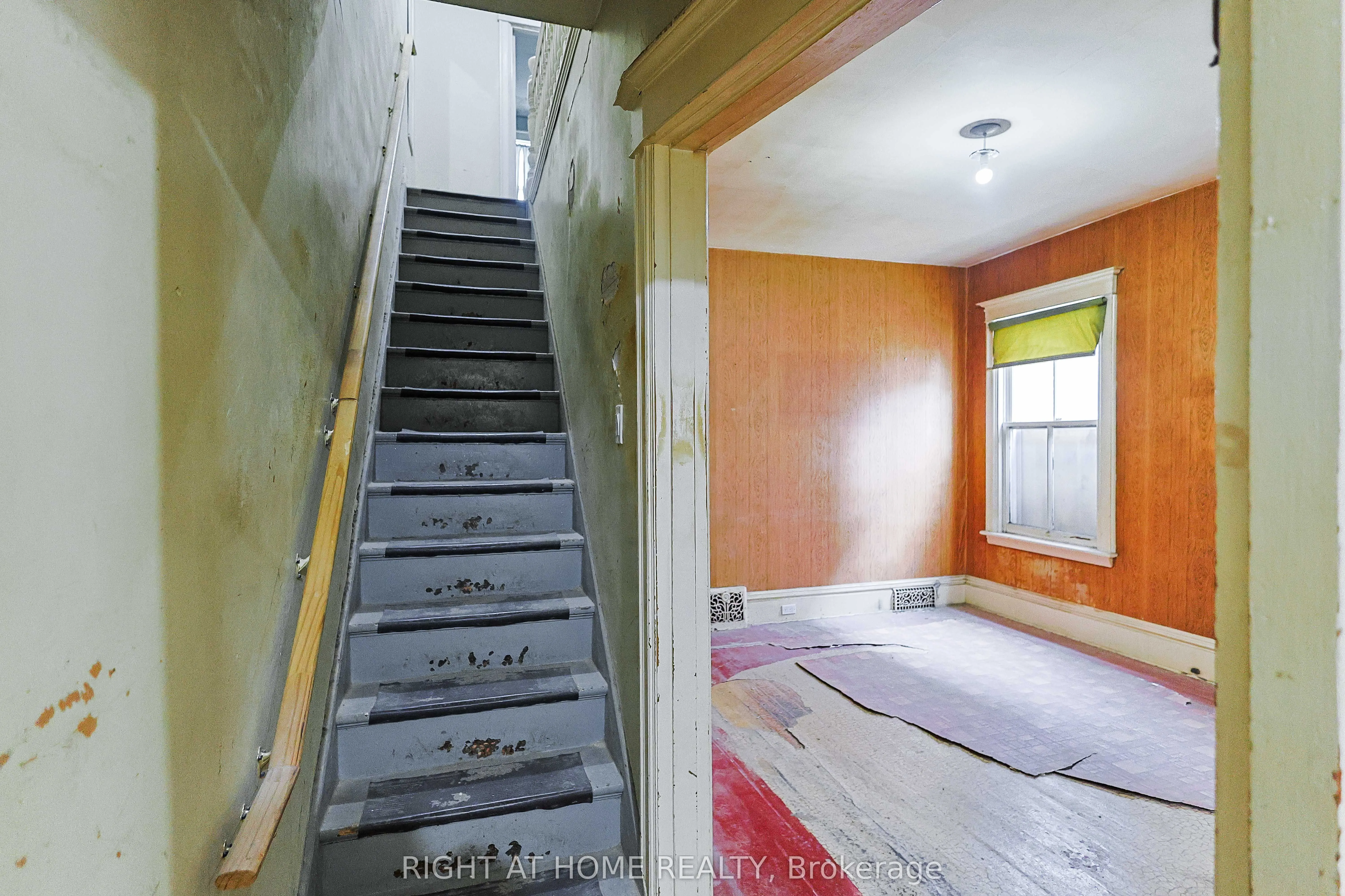 318 John Street N