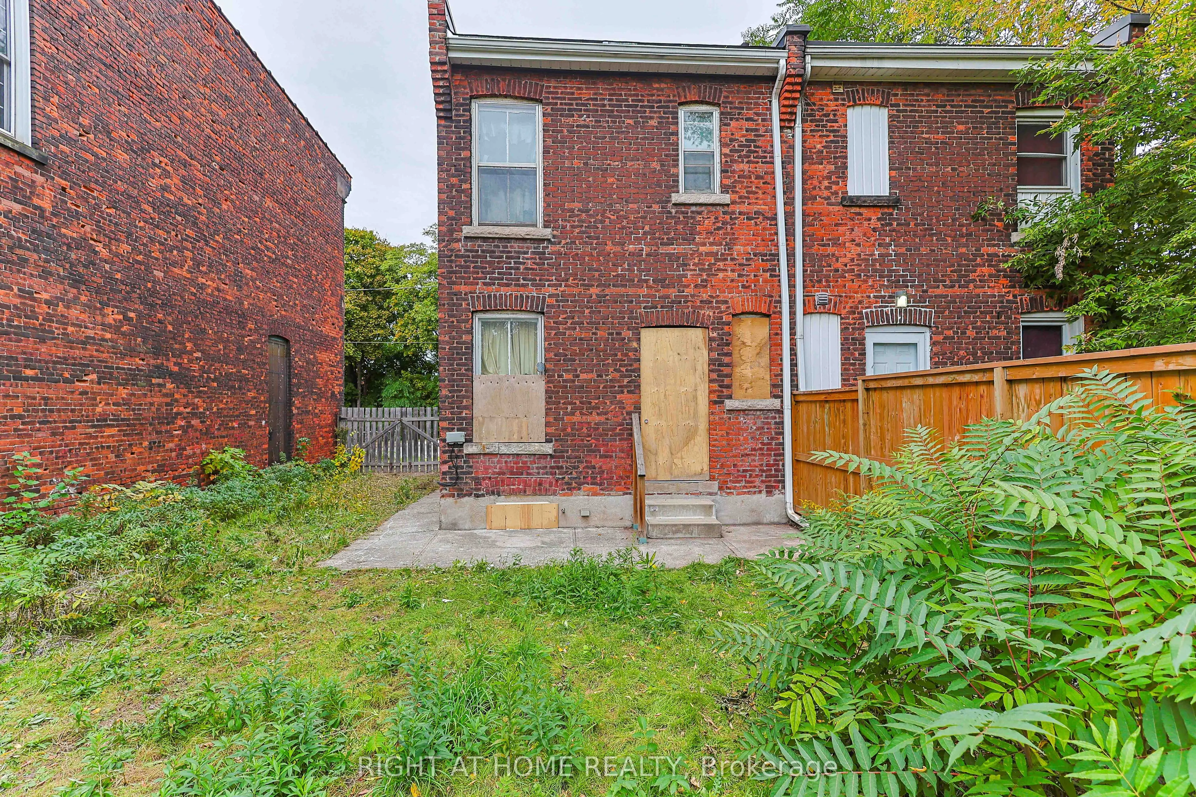 318 John Street N