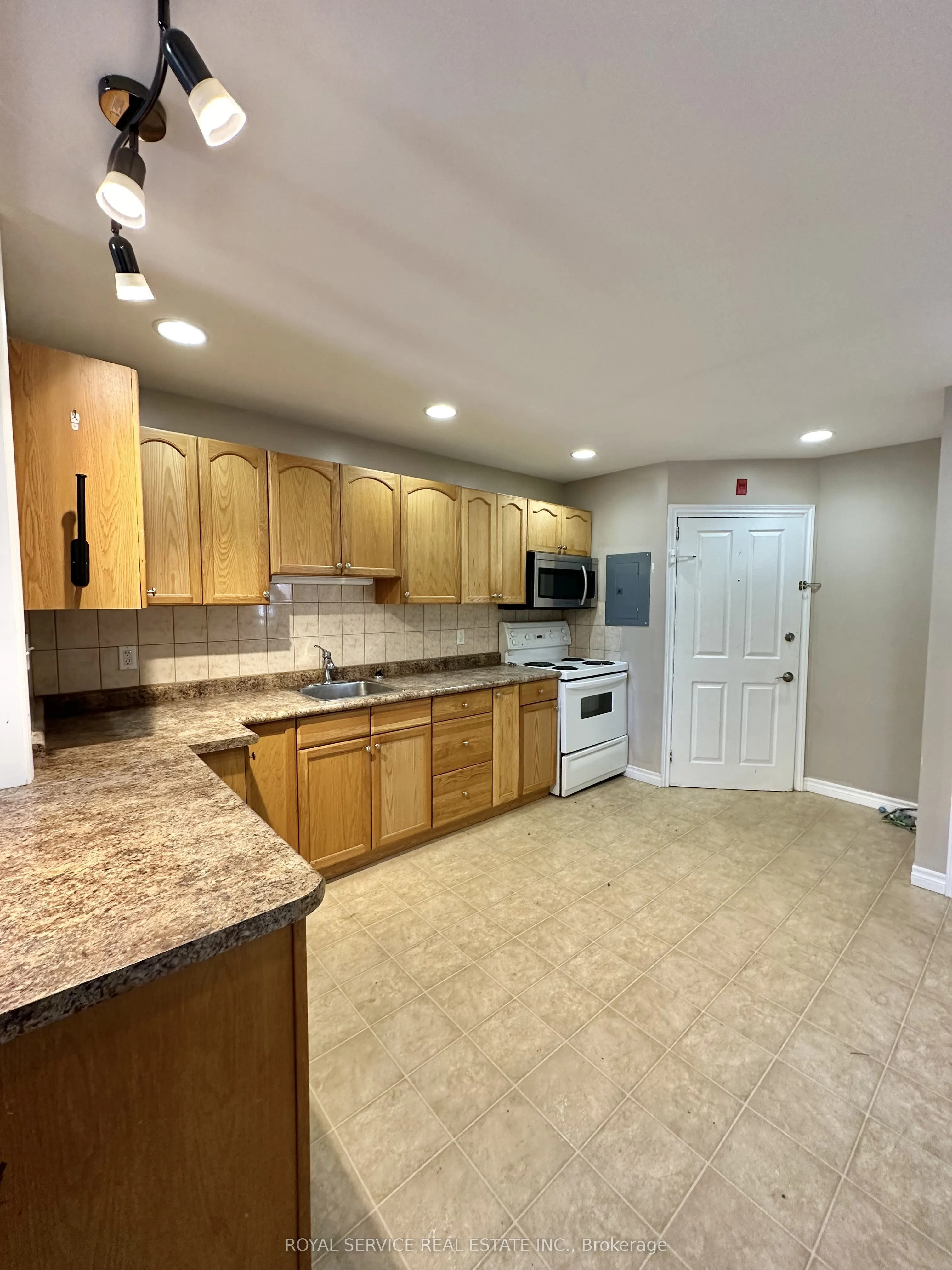 33 King Street E, #6