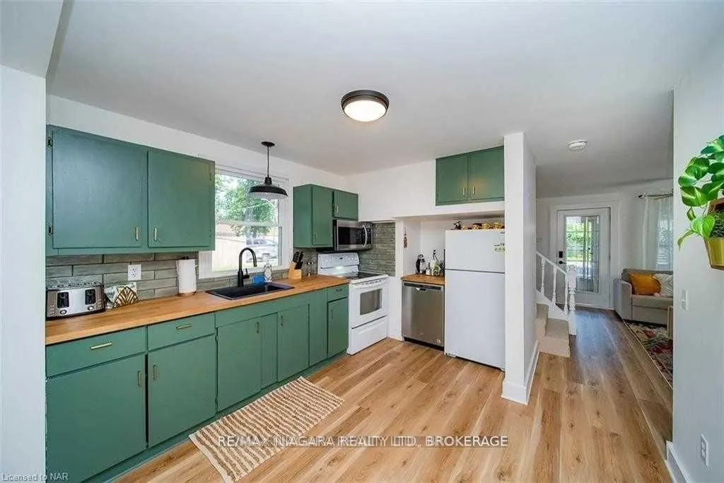 248 Lincoln Road W