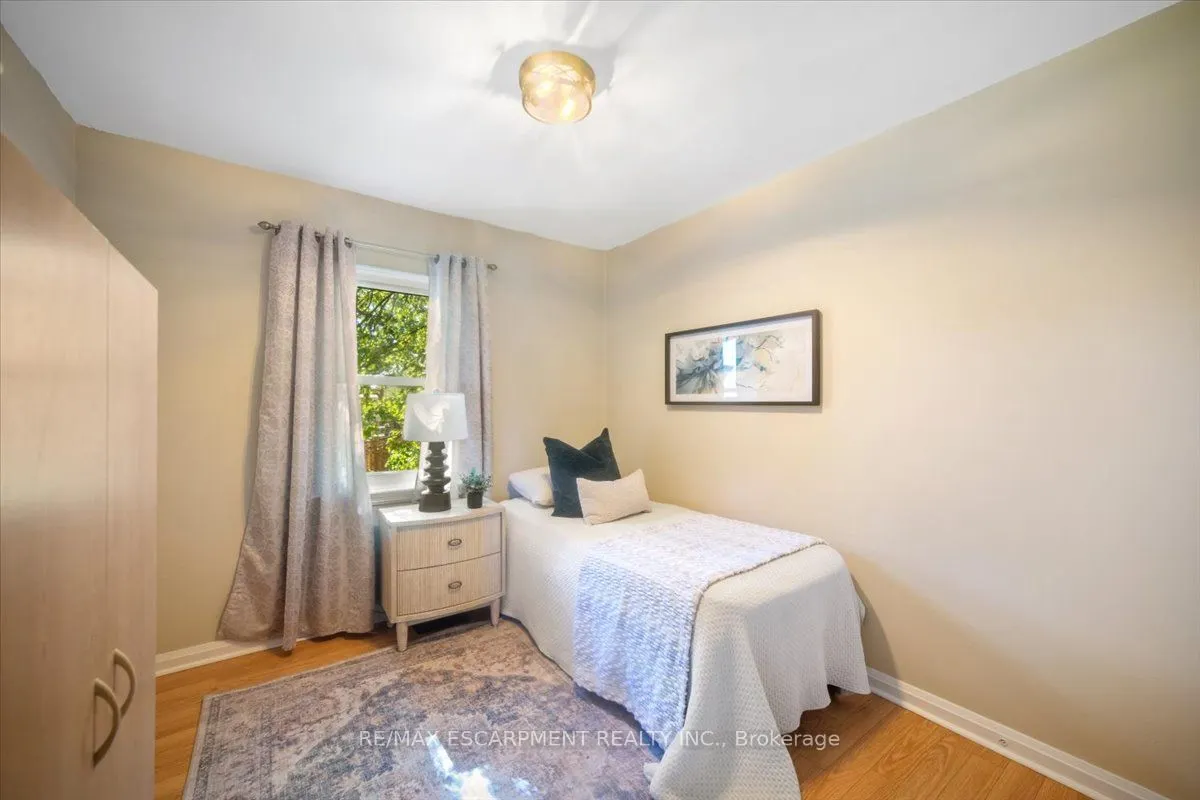 832 Queensdale Avenue