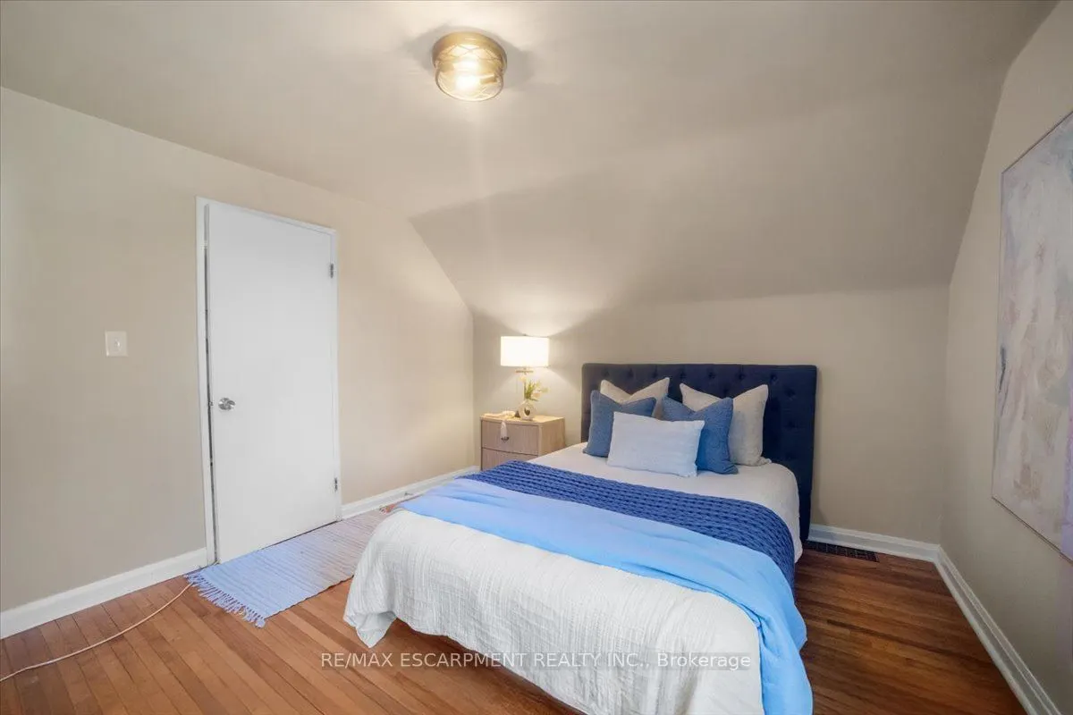 832 Queensdale Avenue