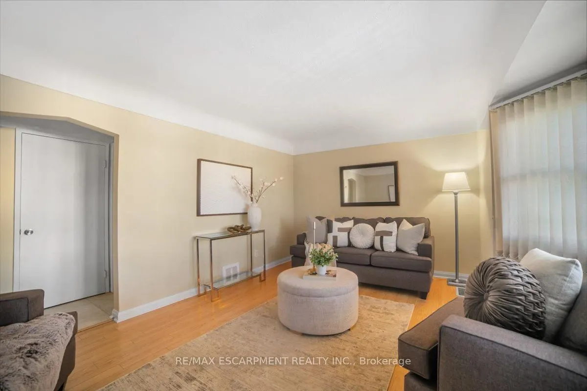 832 Queensdale Avenue