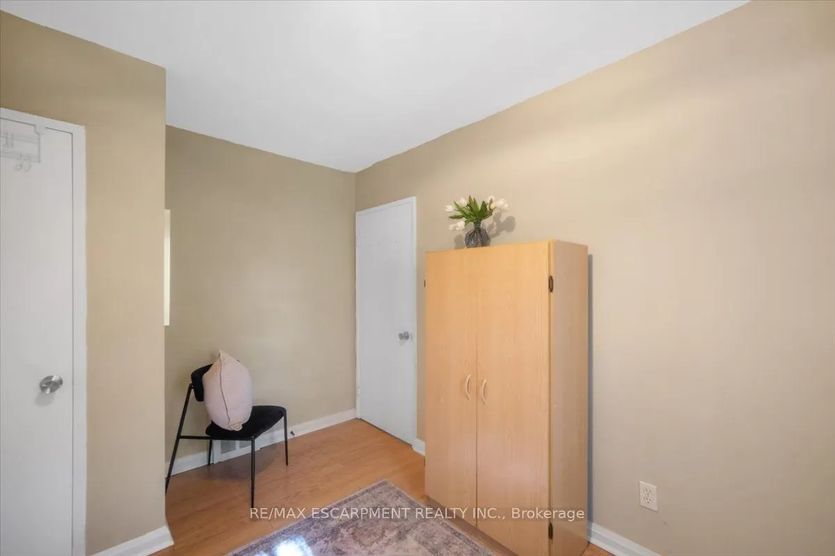 832 Queensdale Avenue
