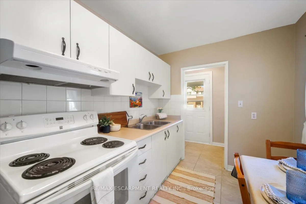 832 Queensdale Avenue