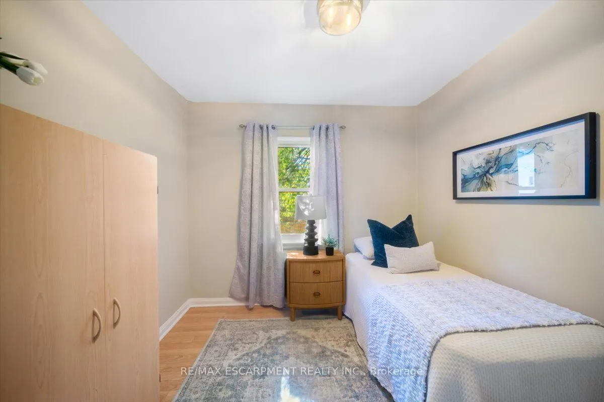 832 Queensdale Avenue