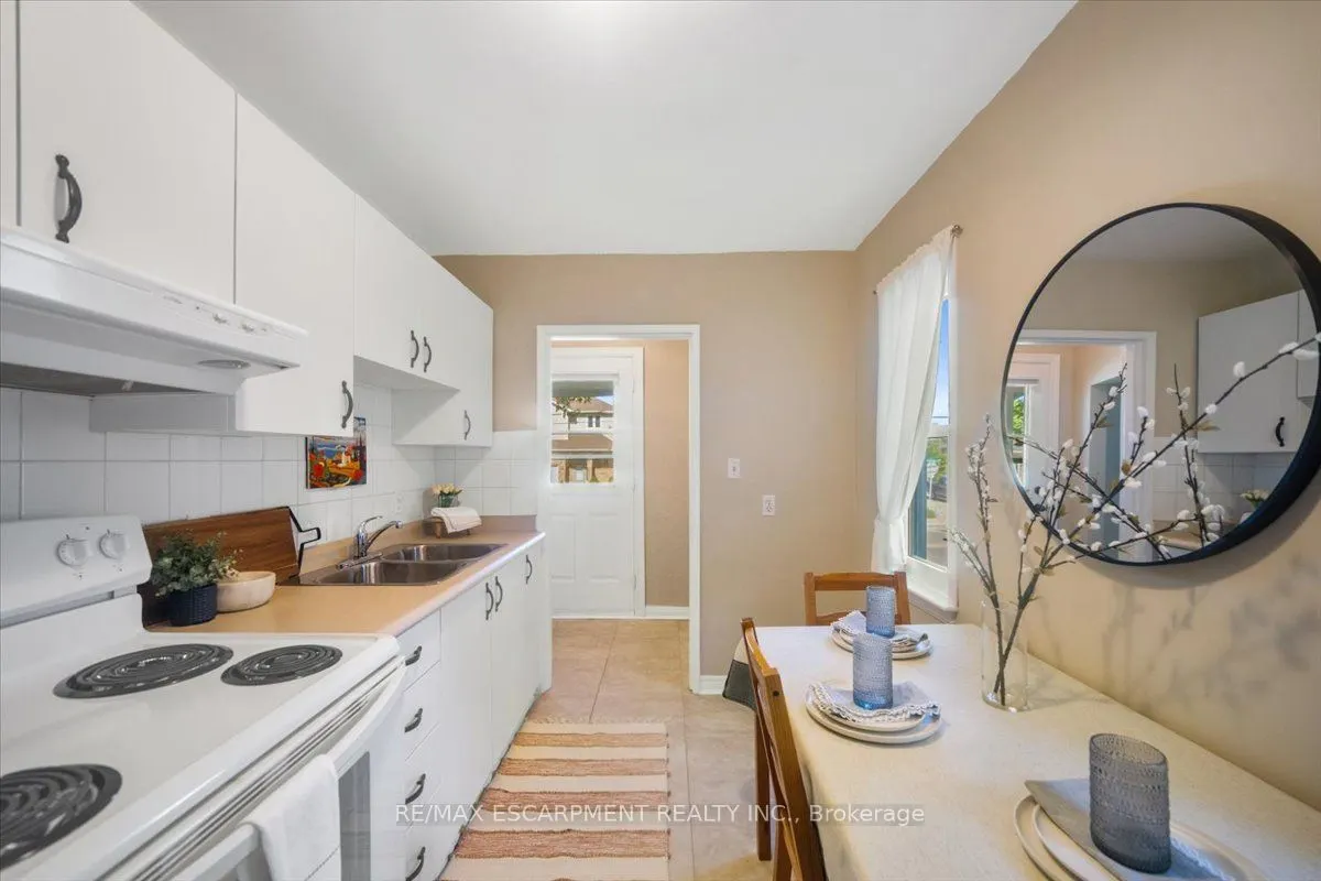 832 Queensdale Avenue