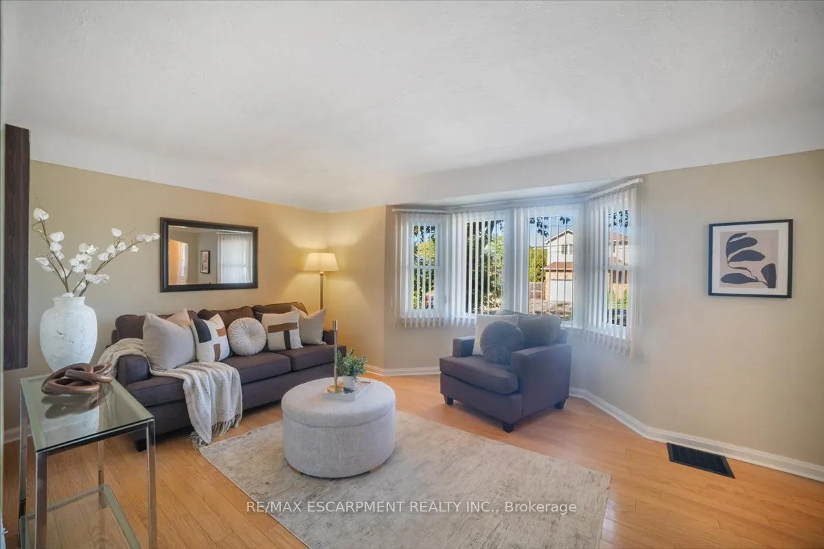 832 Queensdale Avenue