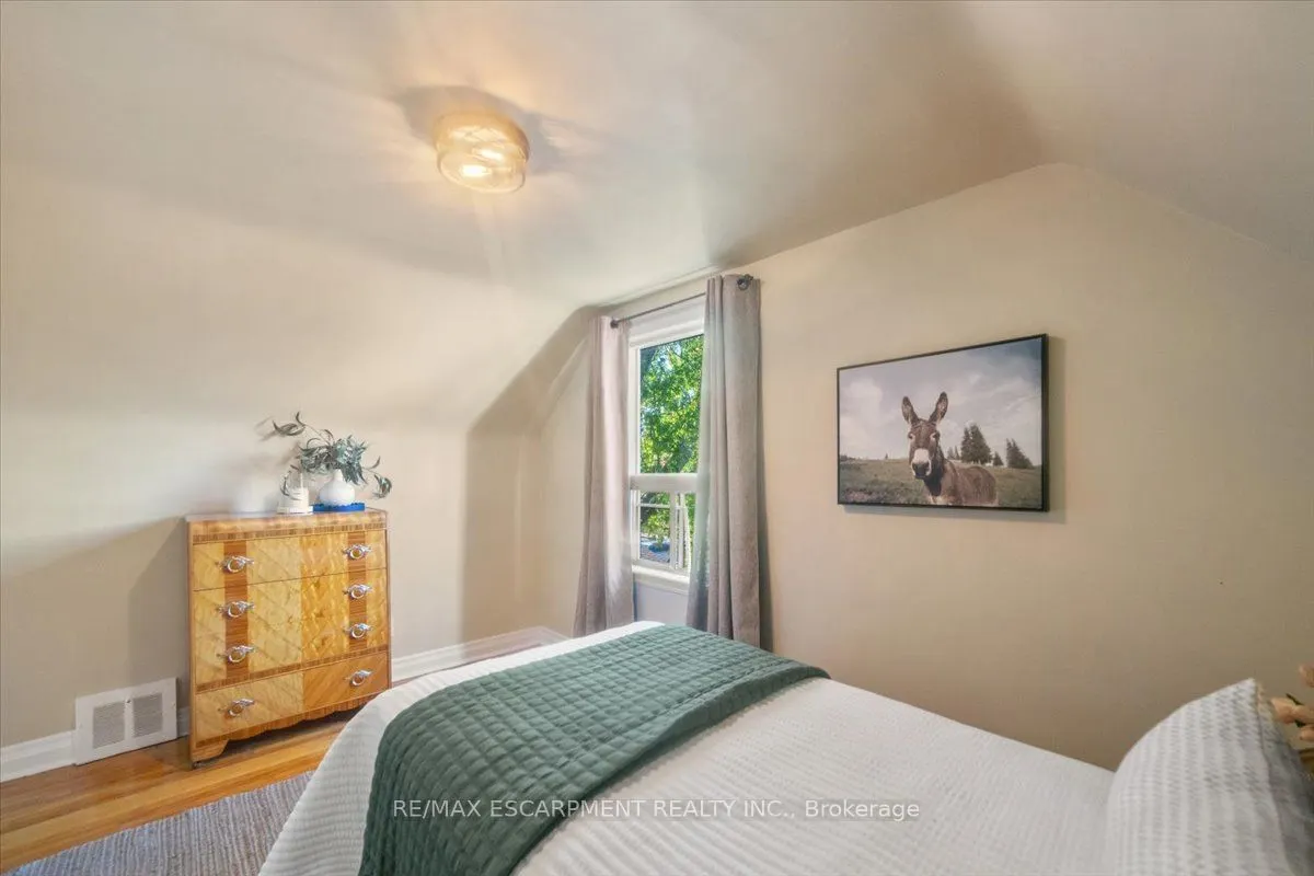 832 Queensdale Avenue