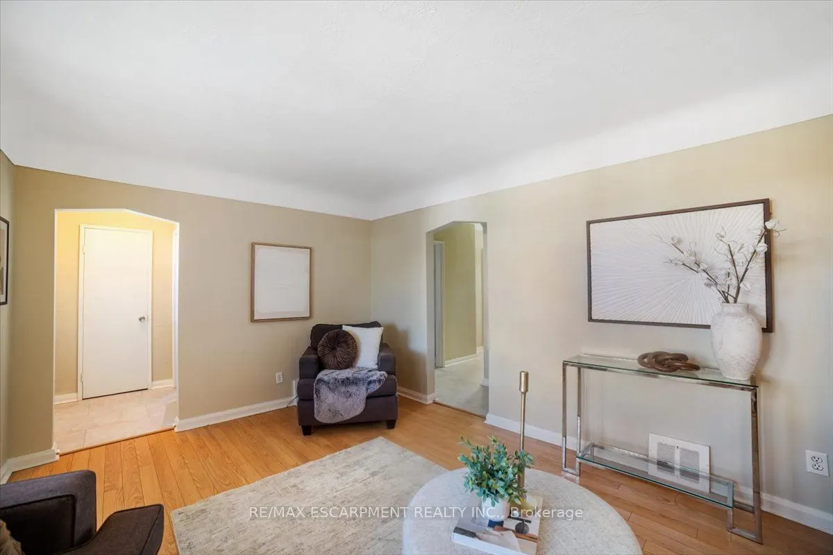 832 Queensdale Avenue