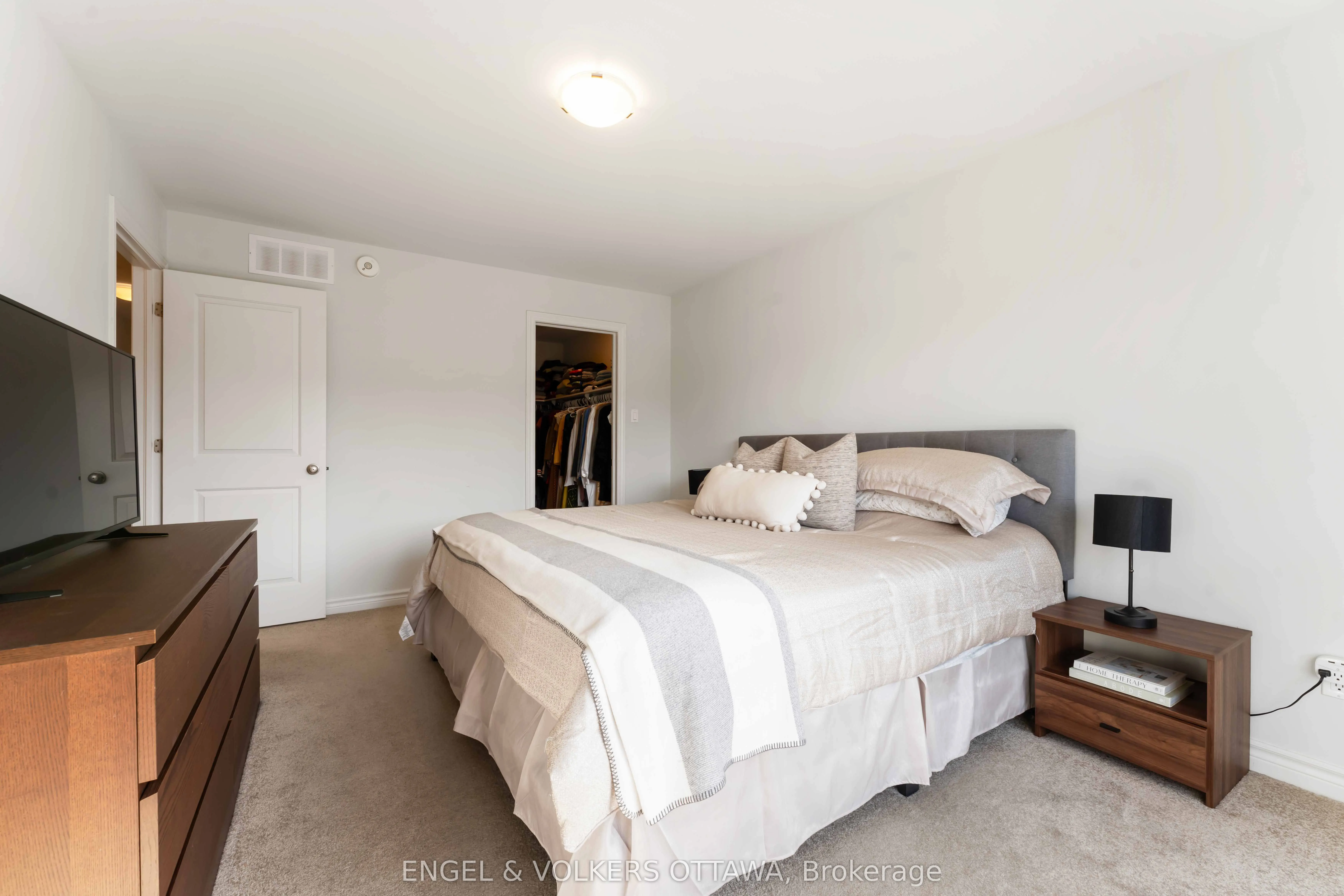 781 Cairn Crescent