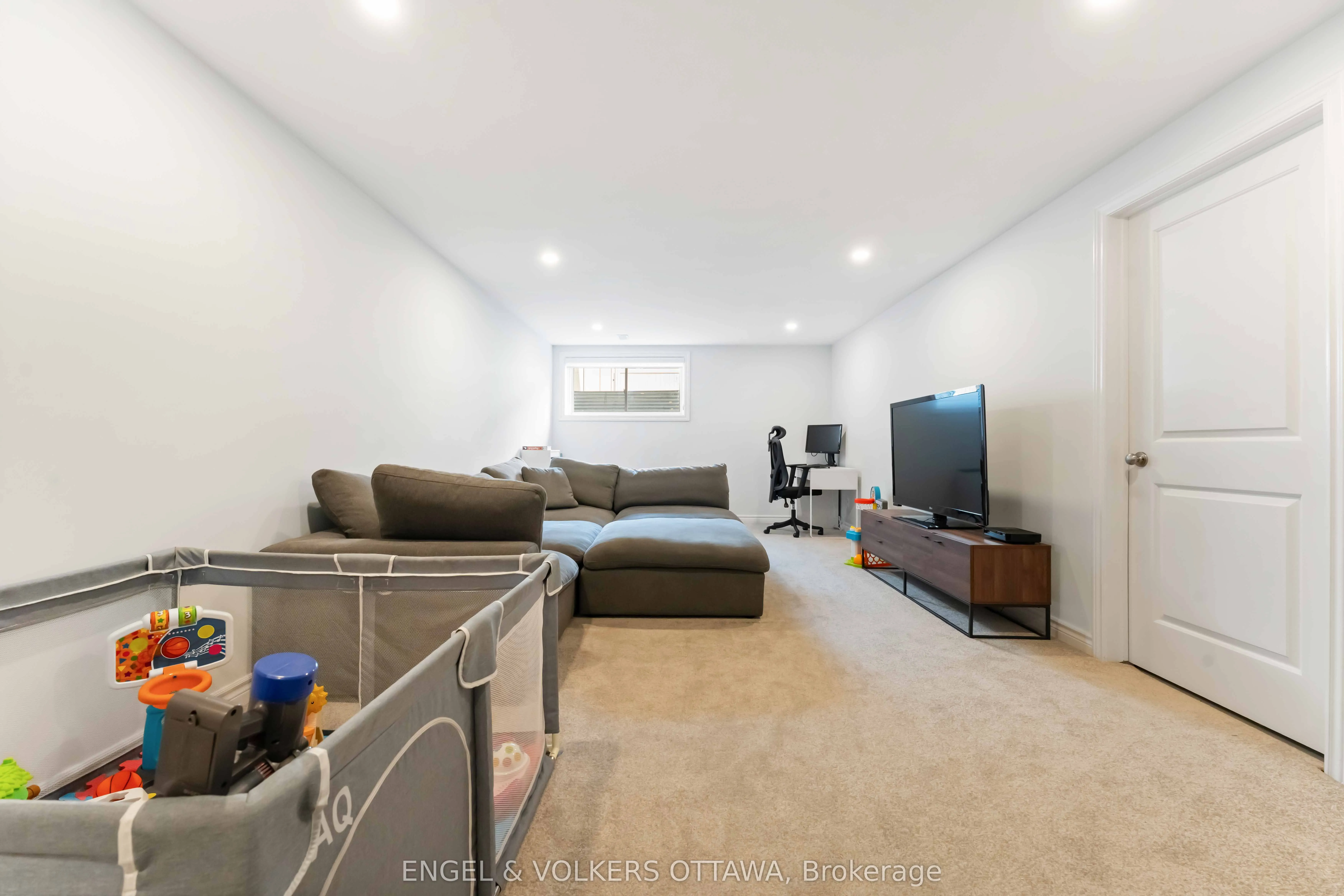 781 Cairn Crescent